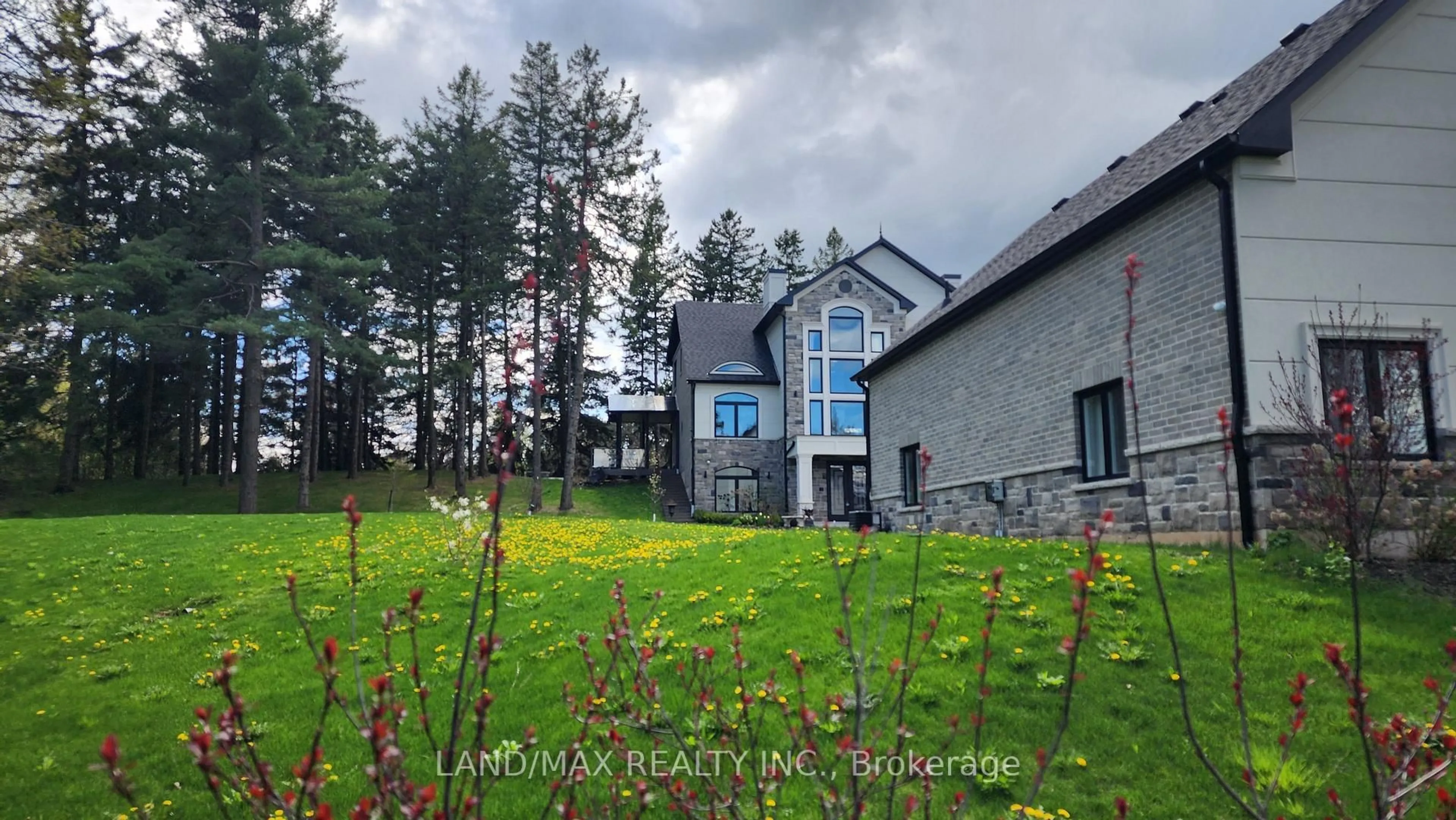 A pic from outside/outdoor area/front of a property/back of a property/a pic from drone, unknown for 5040 Mount Nemo Cres, Burlington Ontario L7M 0T6