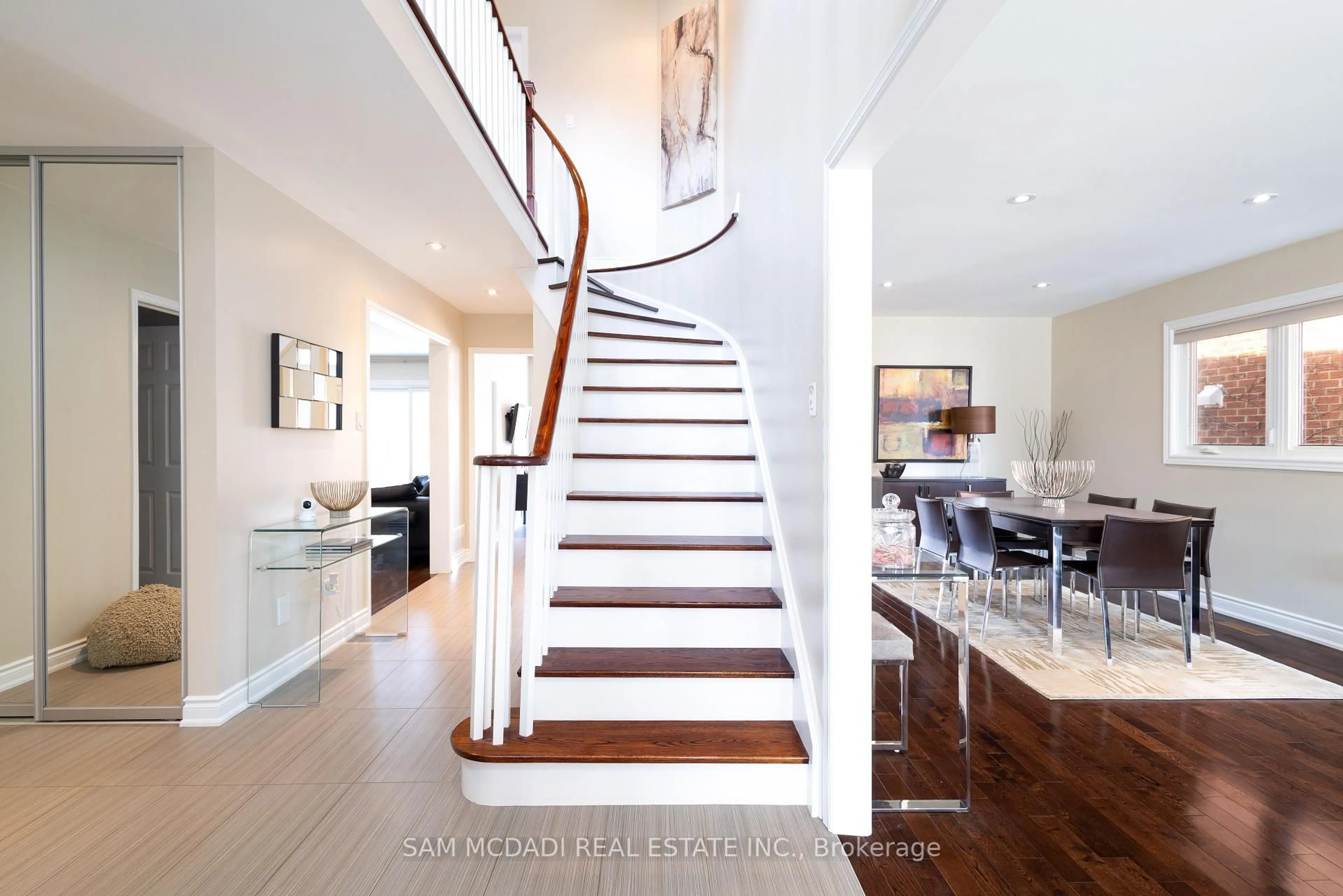 Stairs for 1555 Sir Monty's Dr, Mississauga Ontario L5N 4N8