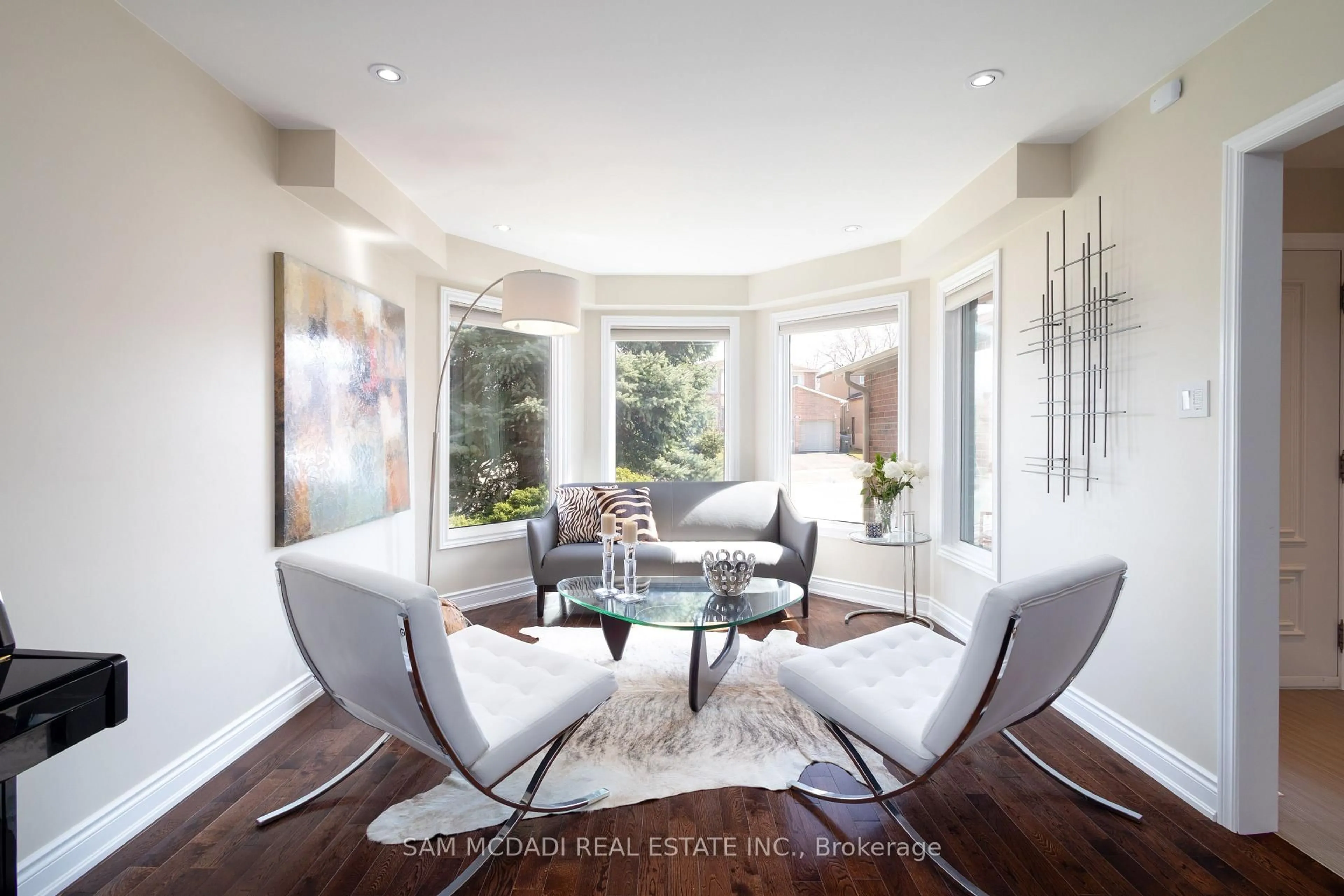 Living room with furniture, unknown for 1555 Sir Monty's Dr, Mississauga Ontario L5N 4N8