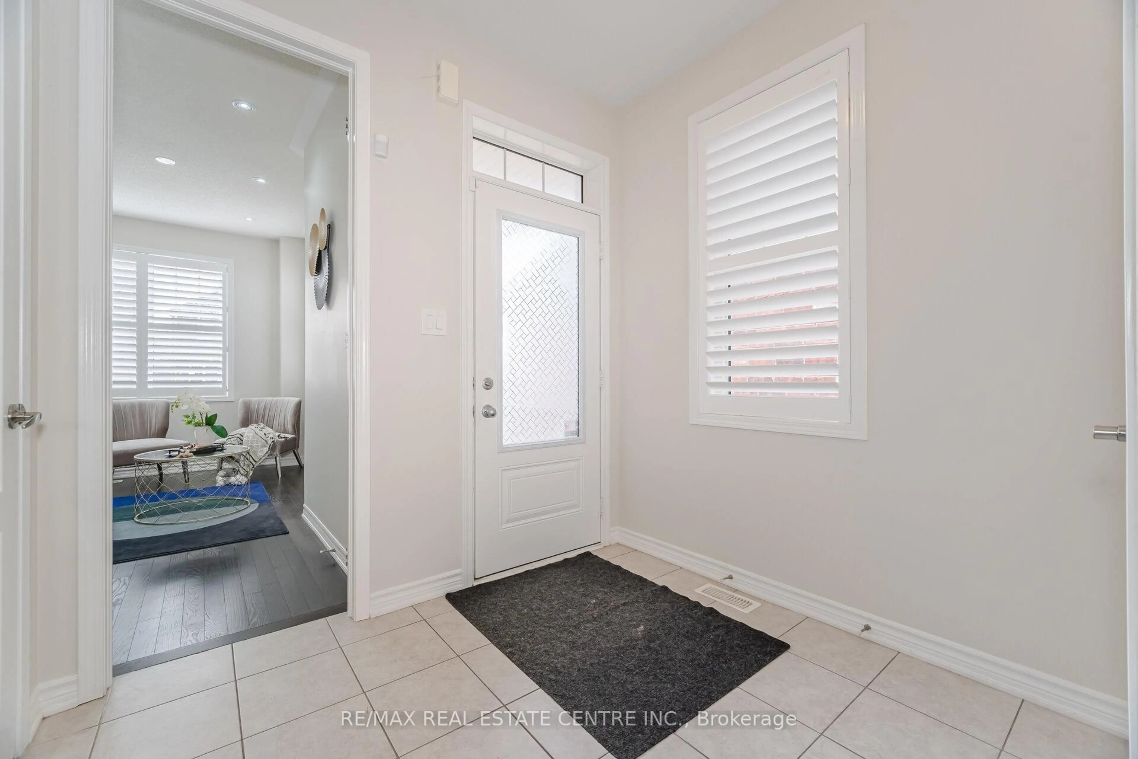 Indoor entryway for 48 Enford Cres, Brampton Ontario L7A 4C7