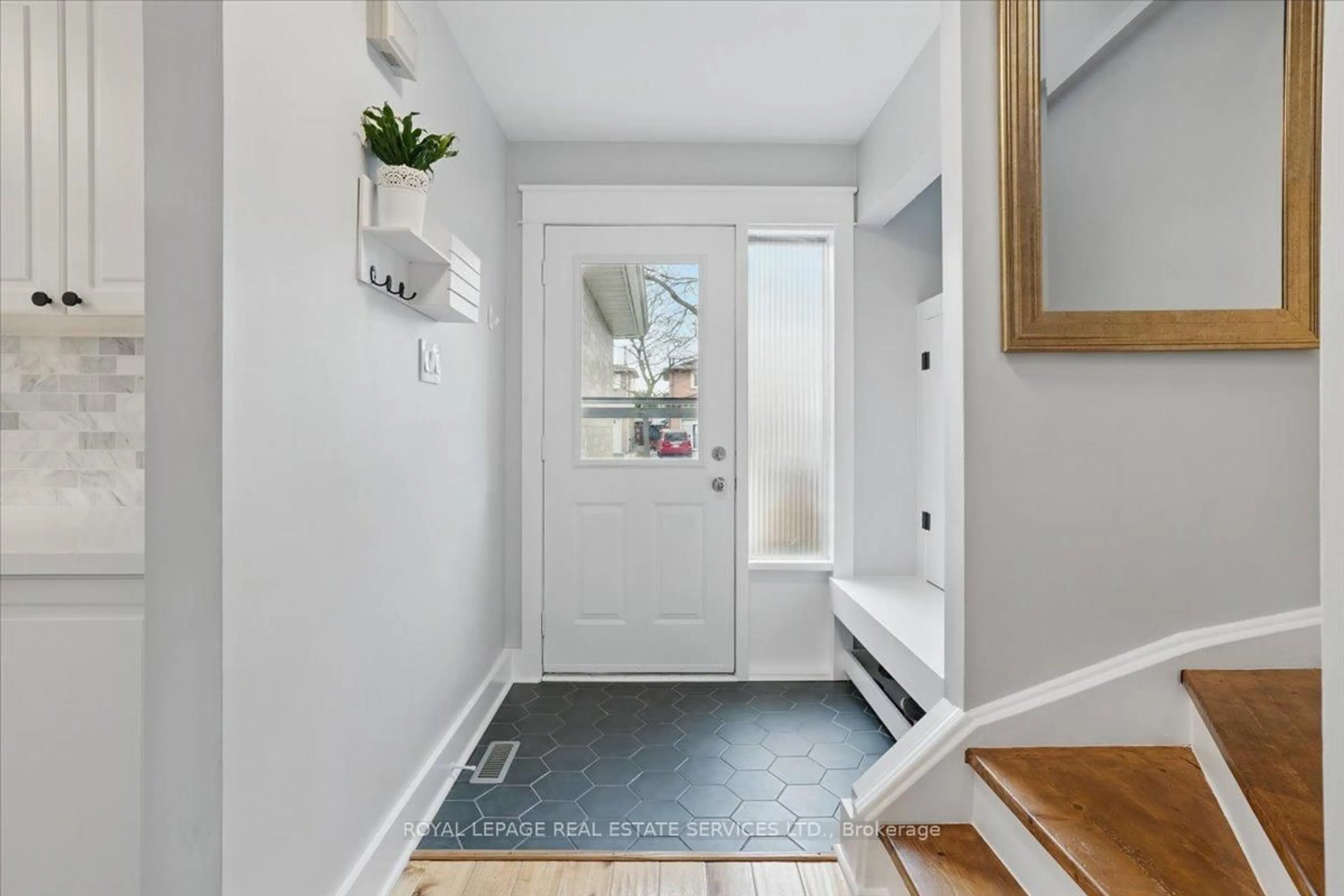 Indoor entryway for 25 Wheatfield Rd, Brampton Ontario L6X 2V4