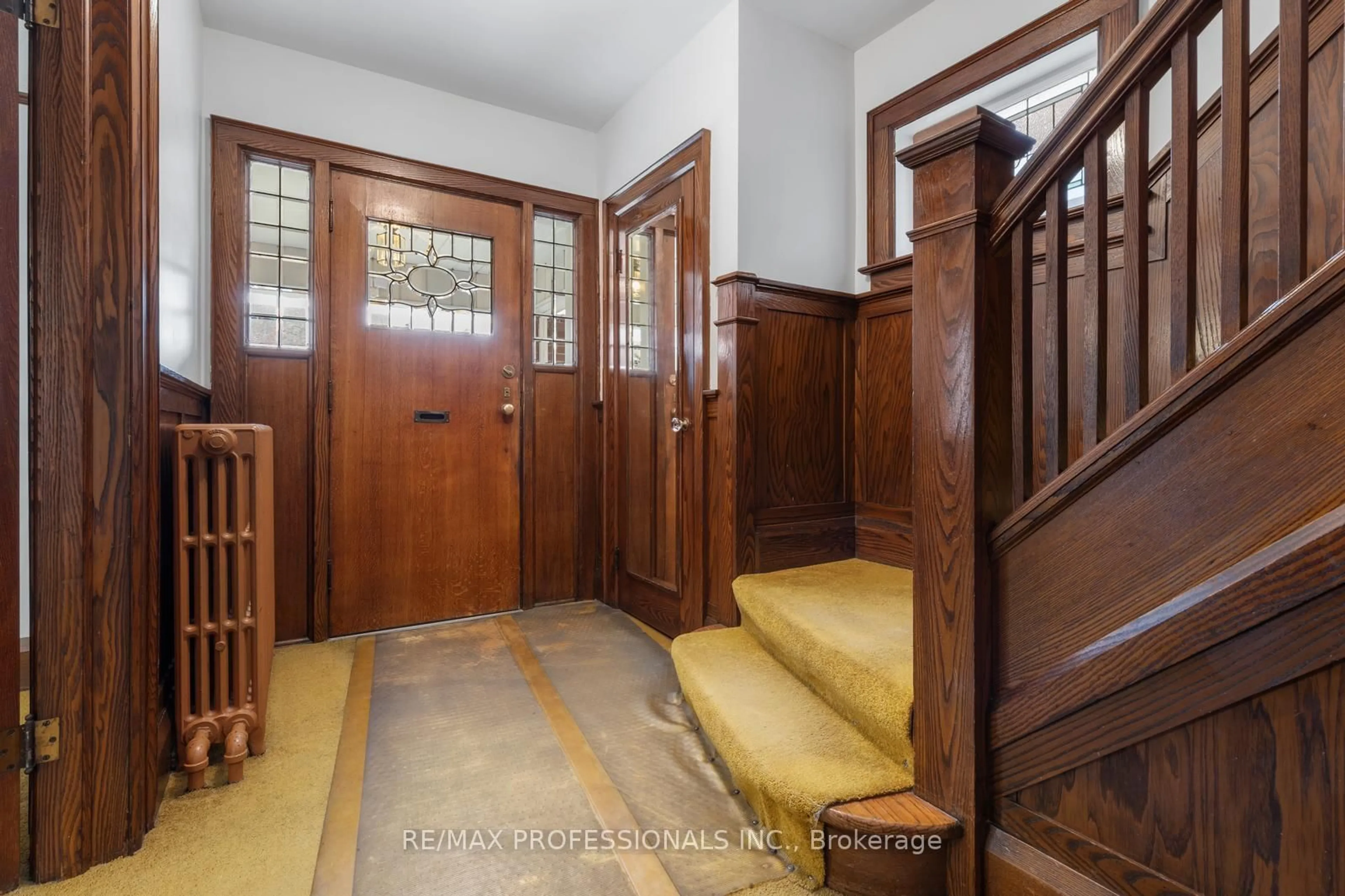 Indoor foyer for 377 Armadale Ave, Toronto Ontario M6S 3X7