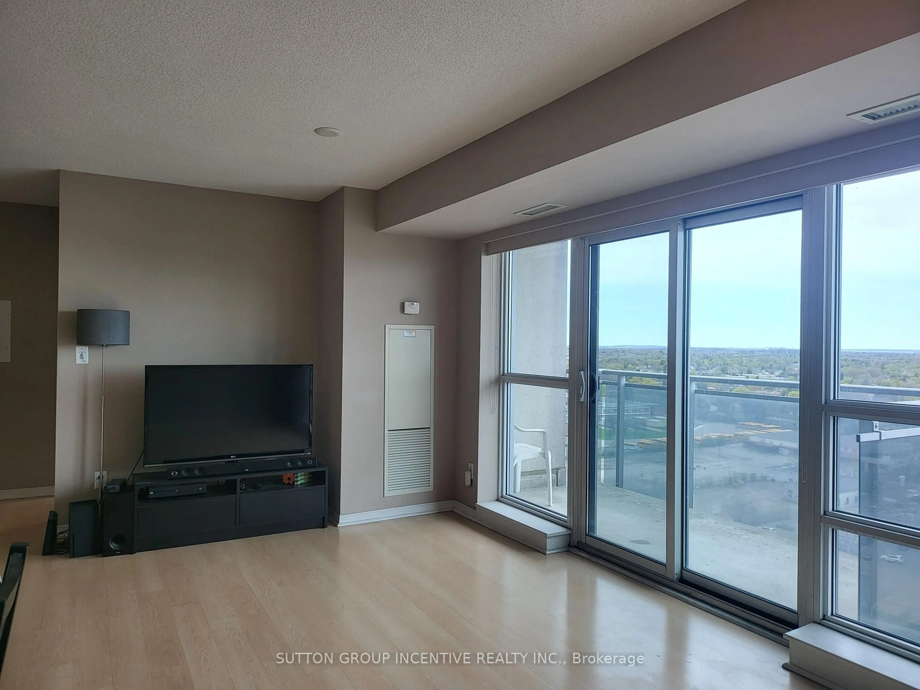 A pic of a room for 215 Queen St #1811, Brampton Ontario L6W 0A9