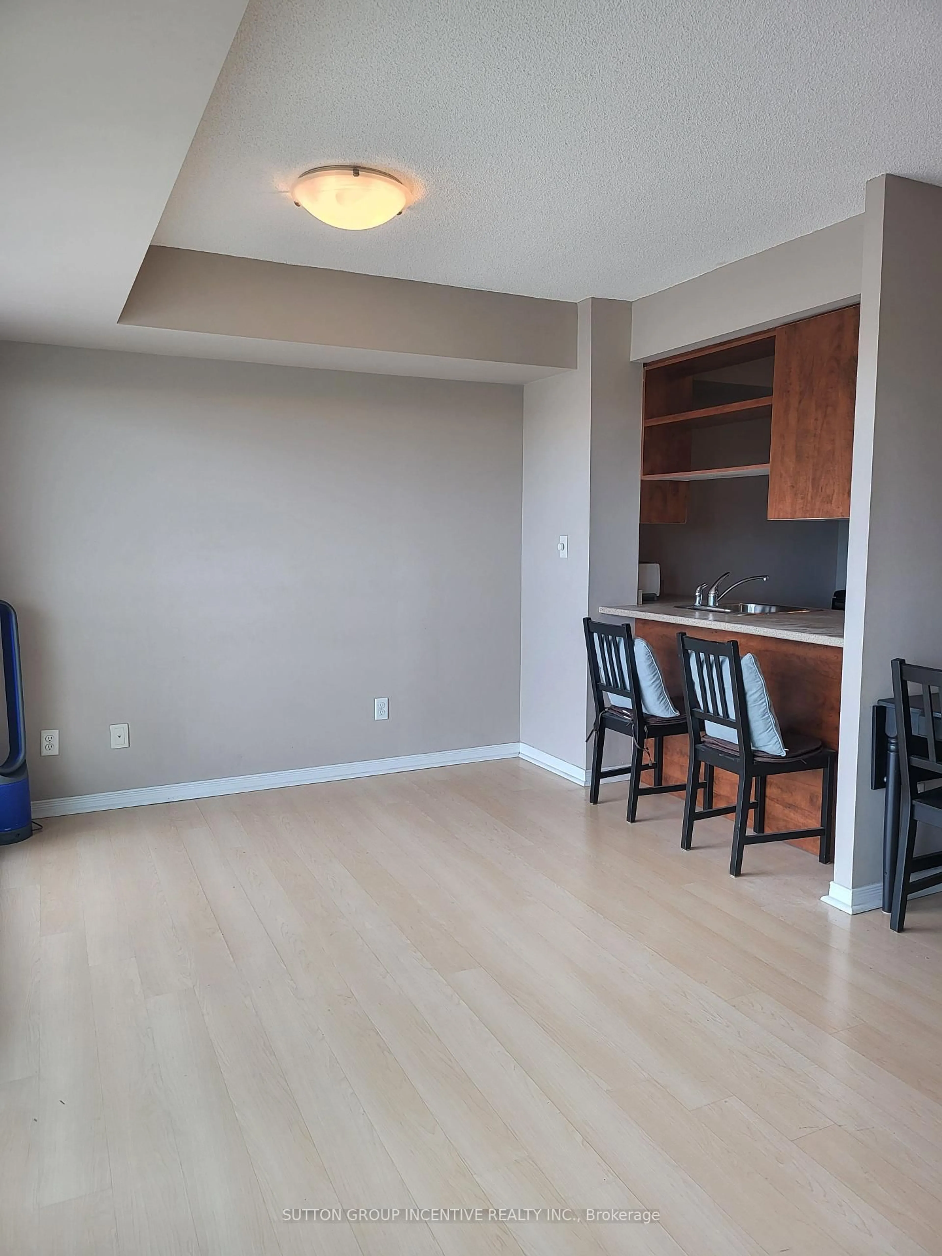 A pic of a room for 215 Queen St #1811, Brampton Ontario L6W 0A9