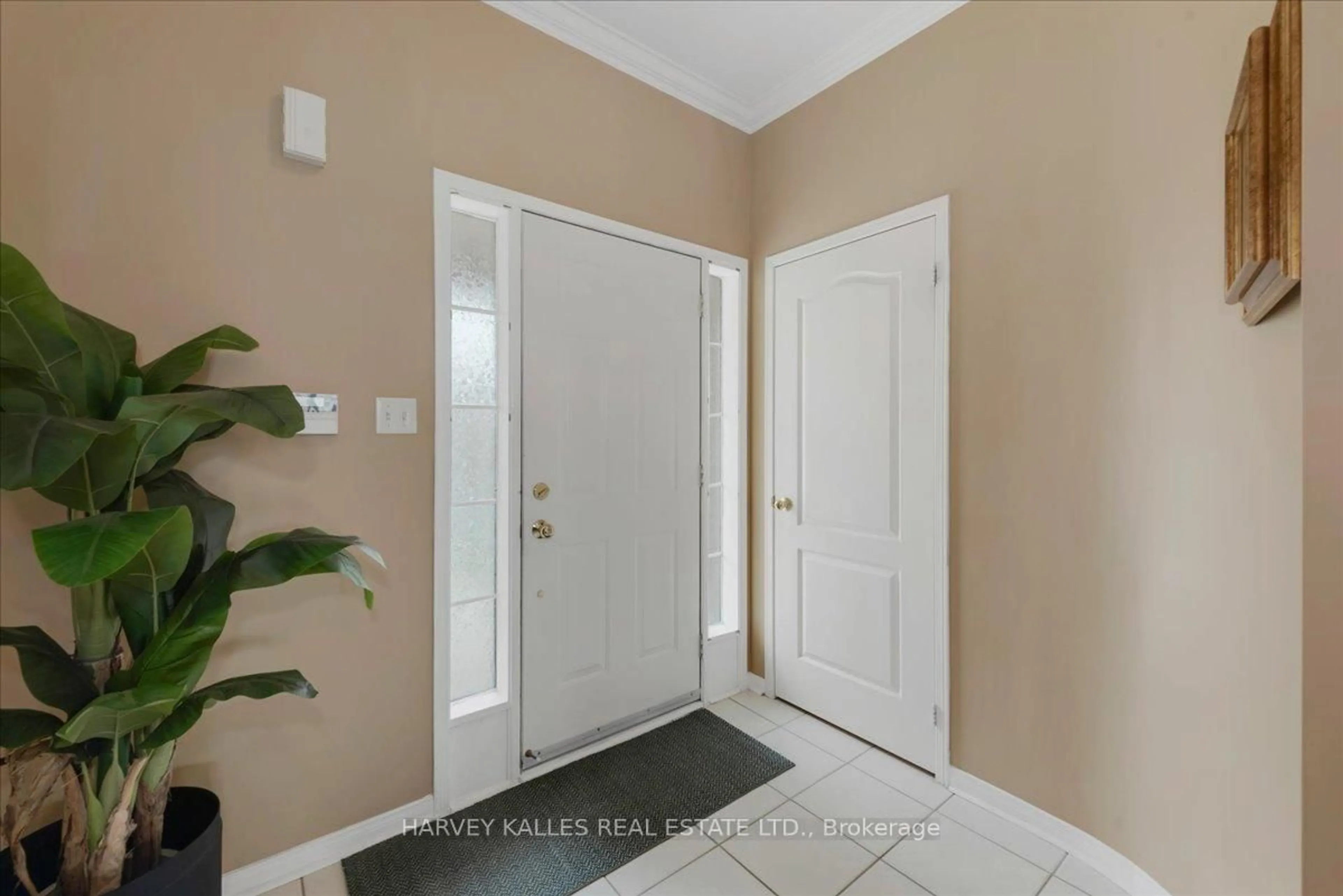 Indoor entryway for 98 Trudelle Cres, Brampton Ontario L7A 2Z3