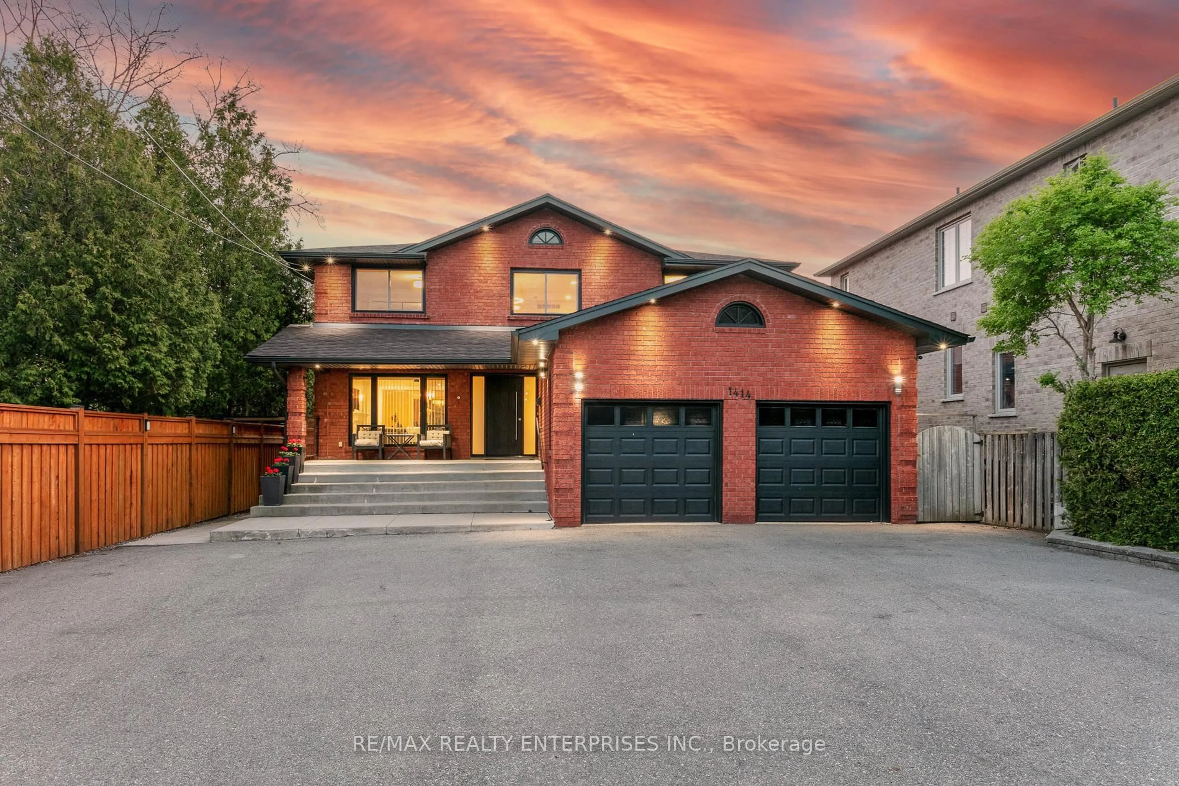 Home with brick exterior material, street for 1414 Cawthra Rd, Mississauga Ontario L5G 4L2