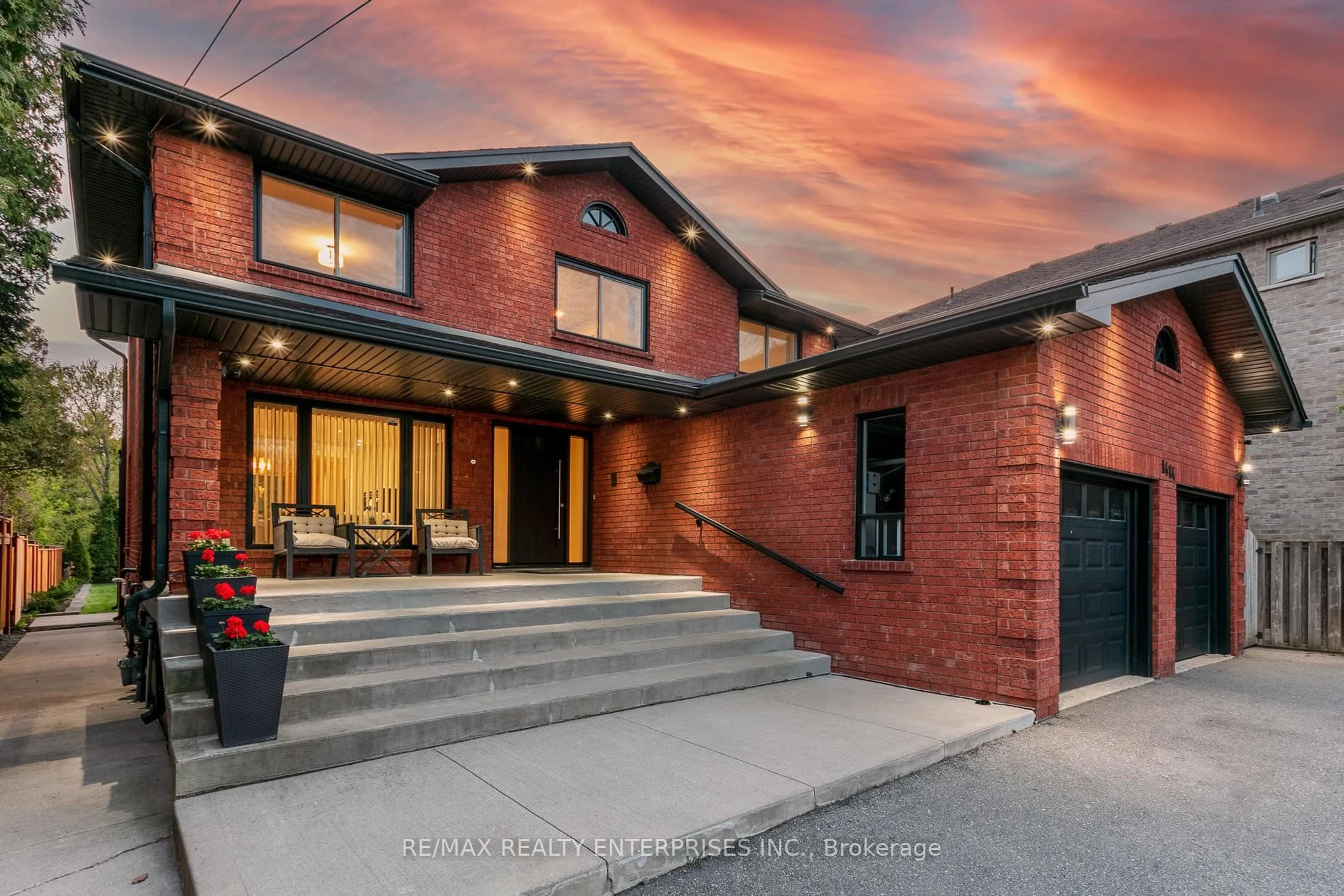 Home with brick exterior material, street for 1414 Cawthra Rd, Mississauga Ontario L5G 4L2