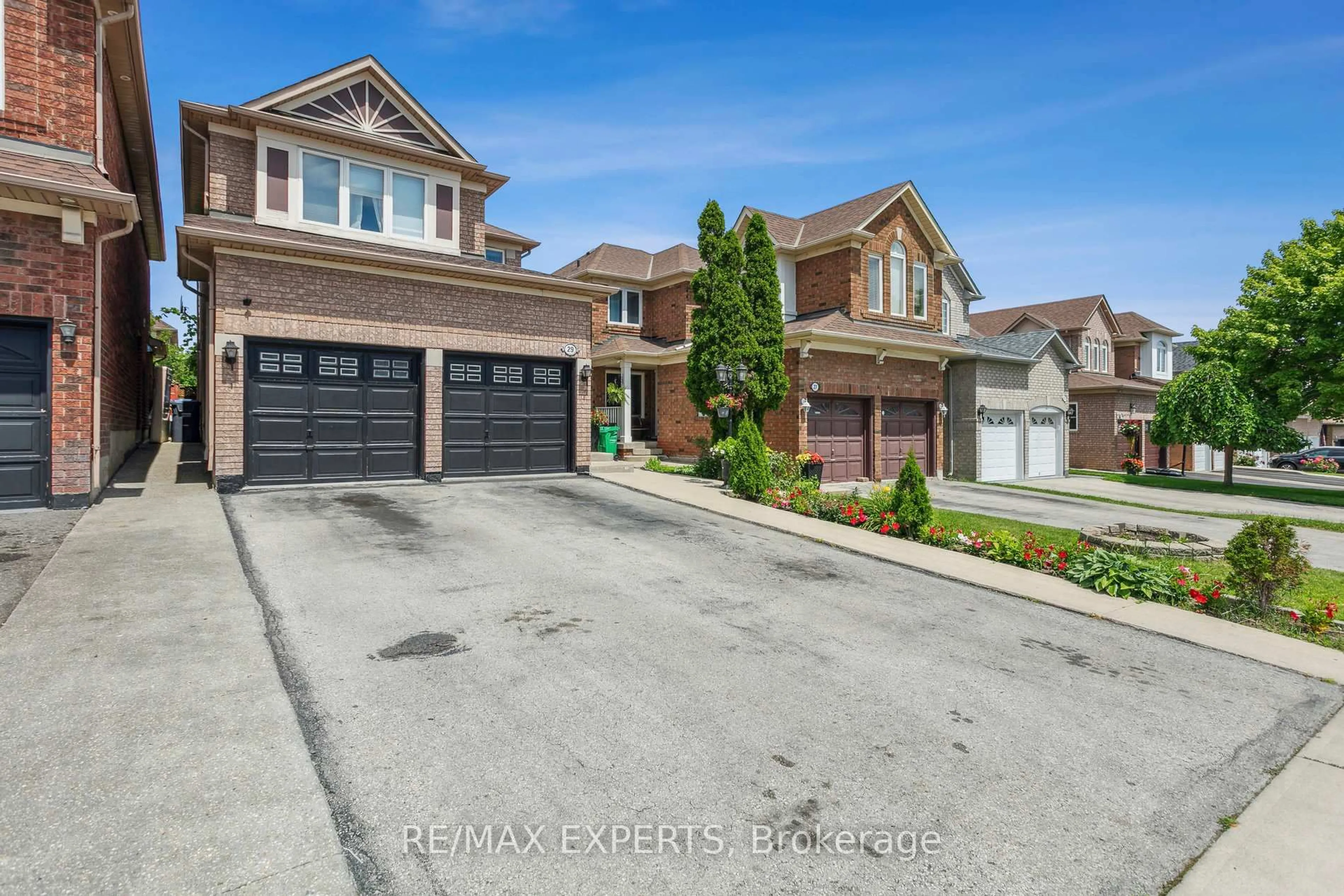 Home with brick exterior material, street for 29 Narrow Valley Cres, Brampton Ontario L6R 1P4