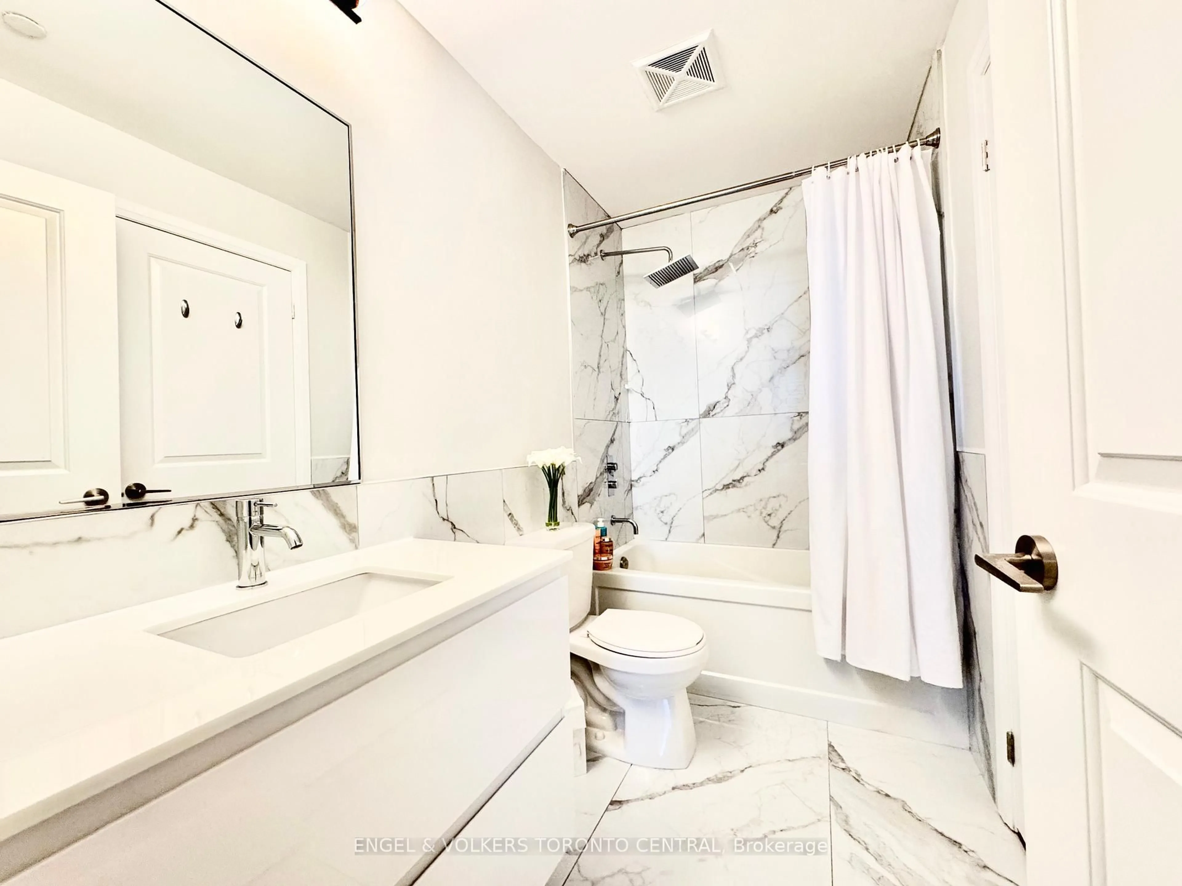 Contemporary bathroom, ceramic/tile floor for 2800 Keele St #524, Toronto Ontario M3M 2G4