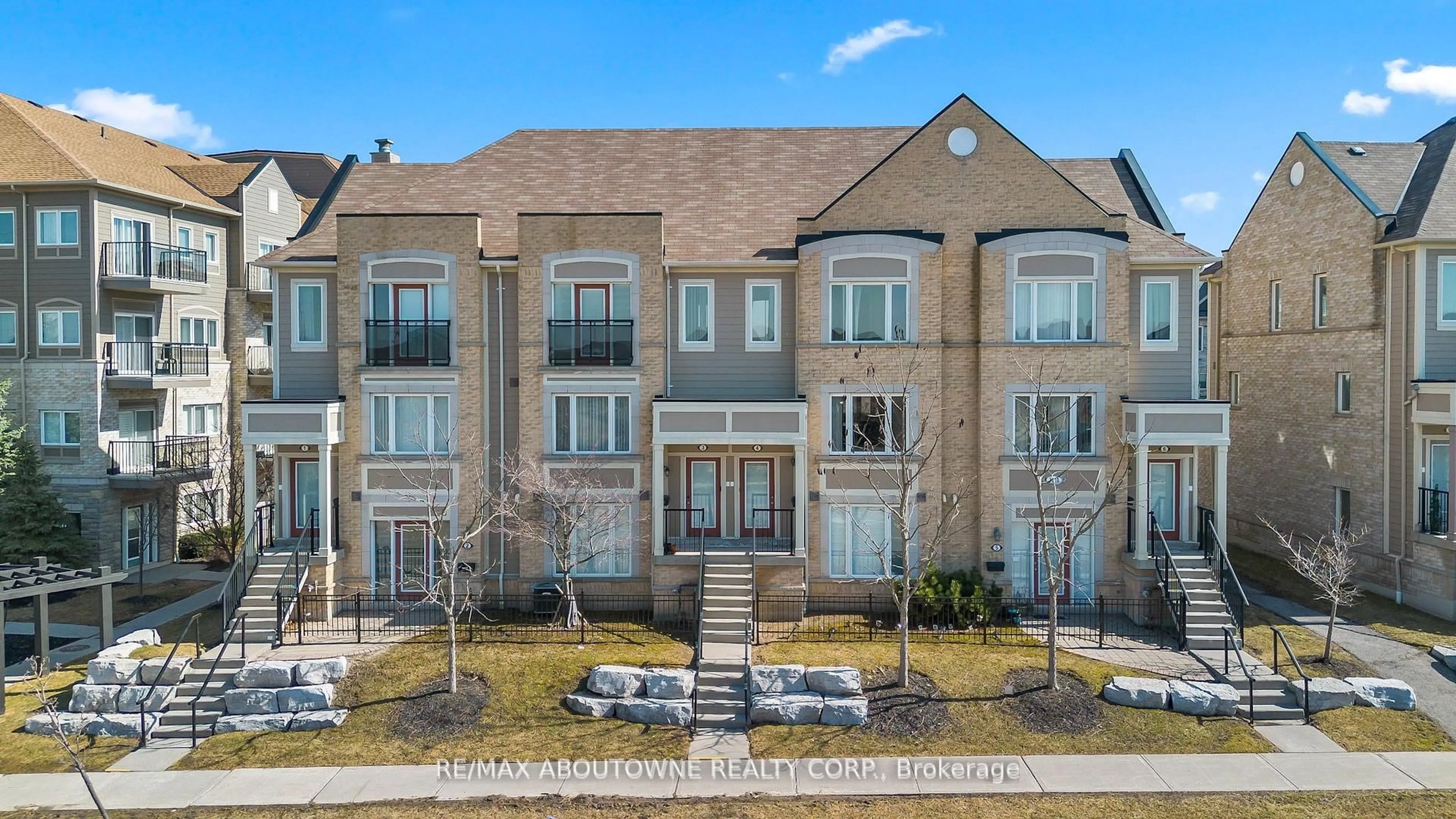 A pic from outside/outdoor area/front of a property/back of a property/a pic from drone, building for 3010 Erin Centre Blvd #4, Mississauga Ontario L5M 0P5