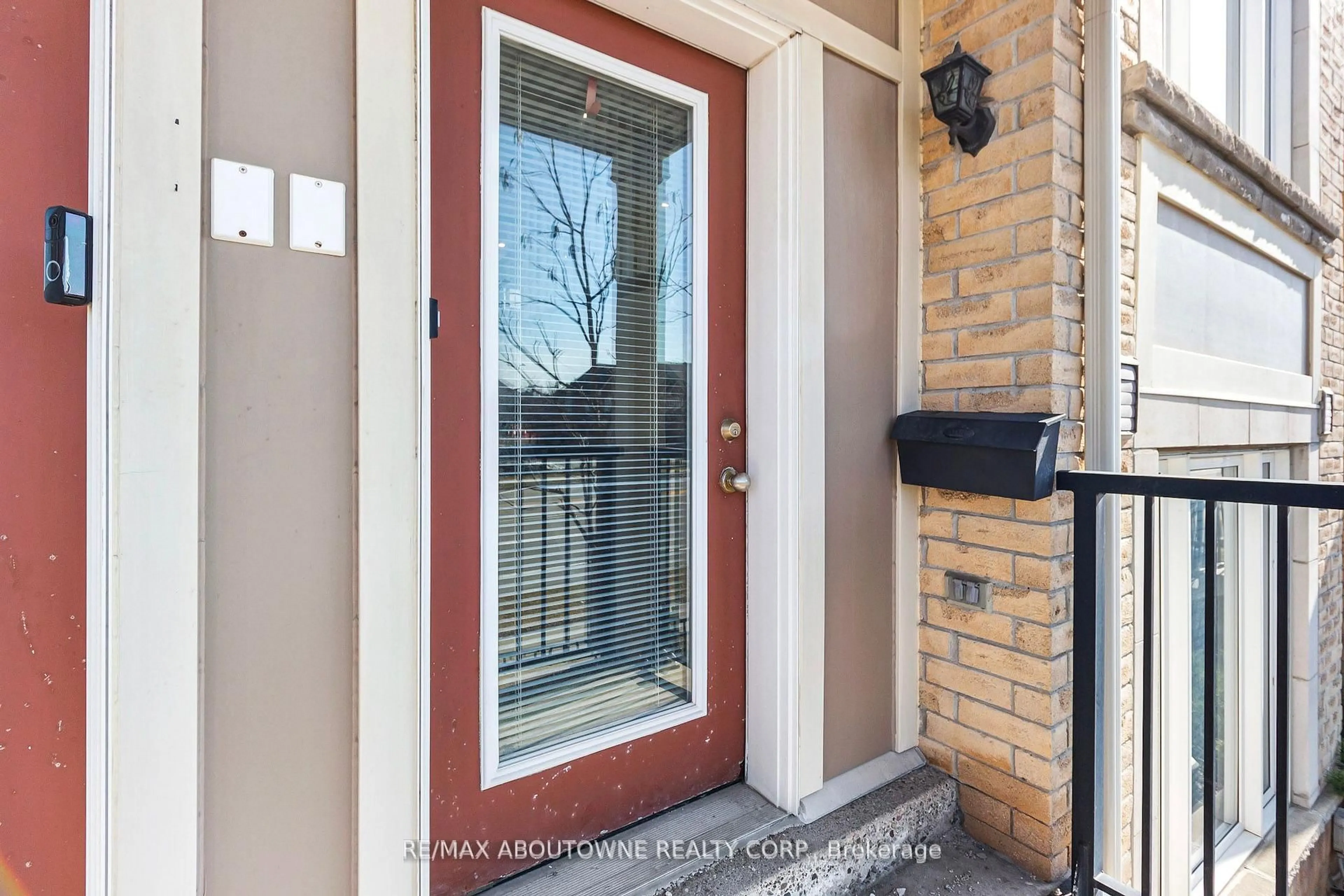 Indoor entryway for 3010 Erin Centre Blvd #4, Mississauga Ontario L5M 0P5