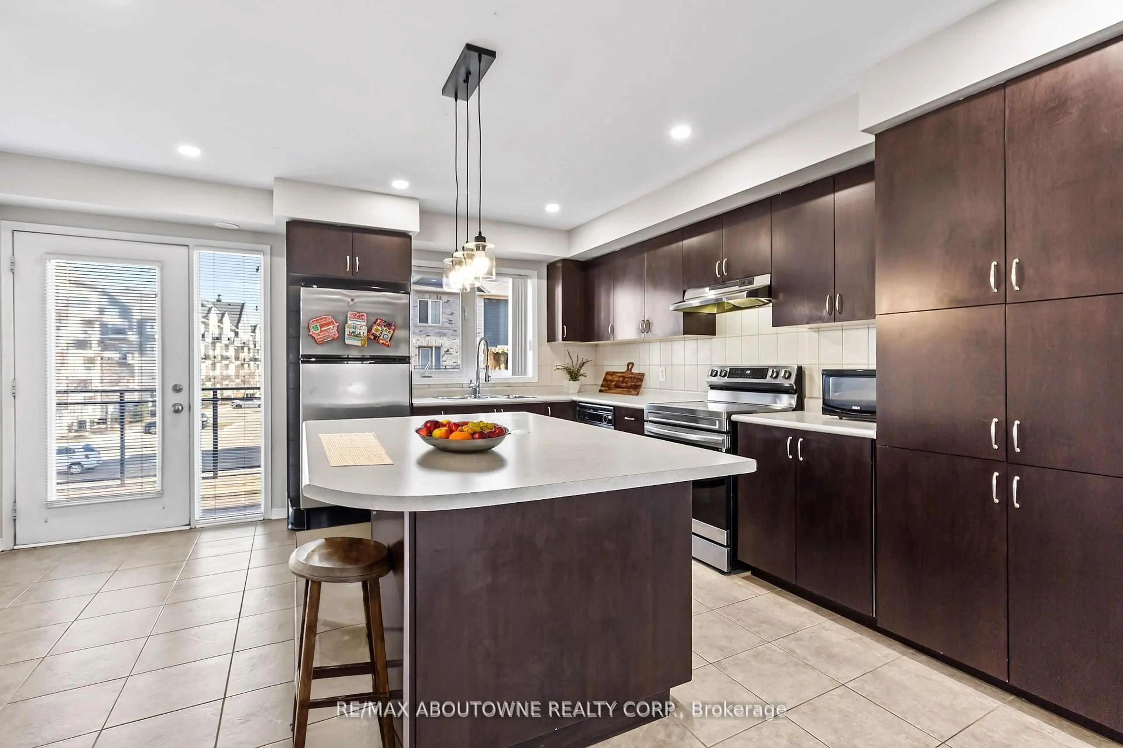 Open concept kitchen, ceramic/tile floor for 3010 Erin Centre Blvd #4, Mississauga Ontario L5M 0P5