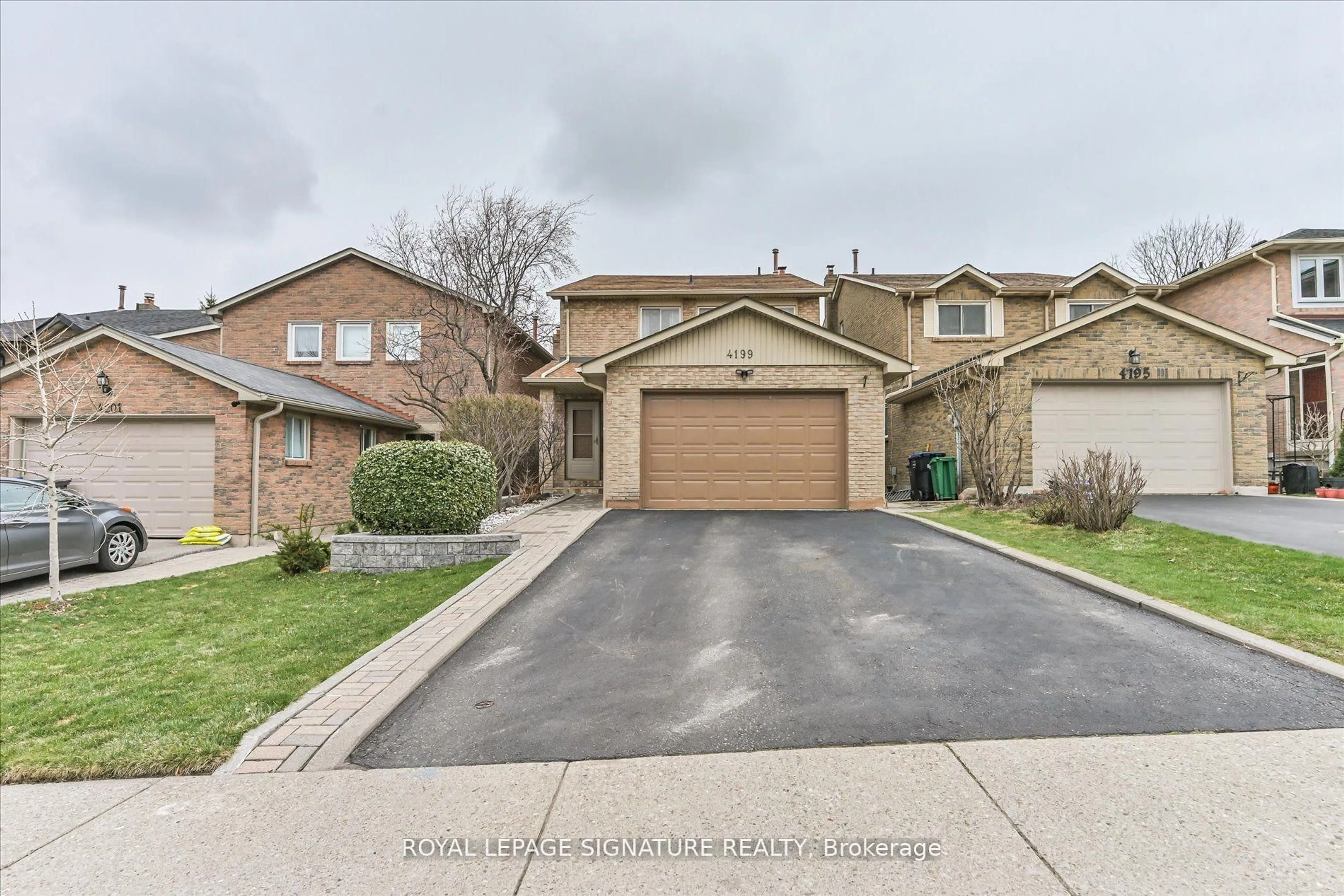 A pic from outside/outdoor area/front of a property/back of a property/a pic from drone, street for 4199 Powderhorn Cres, Mississauga Ontario L5L 3B8
