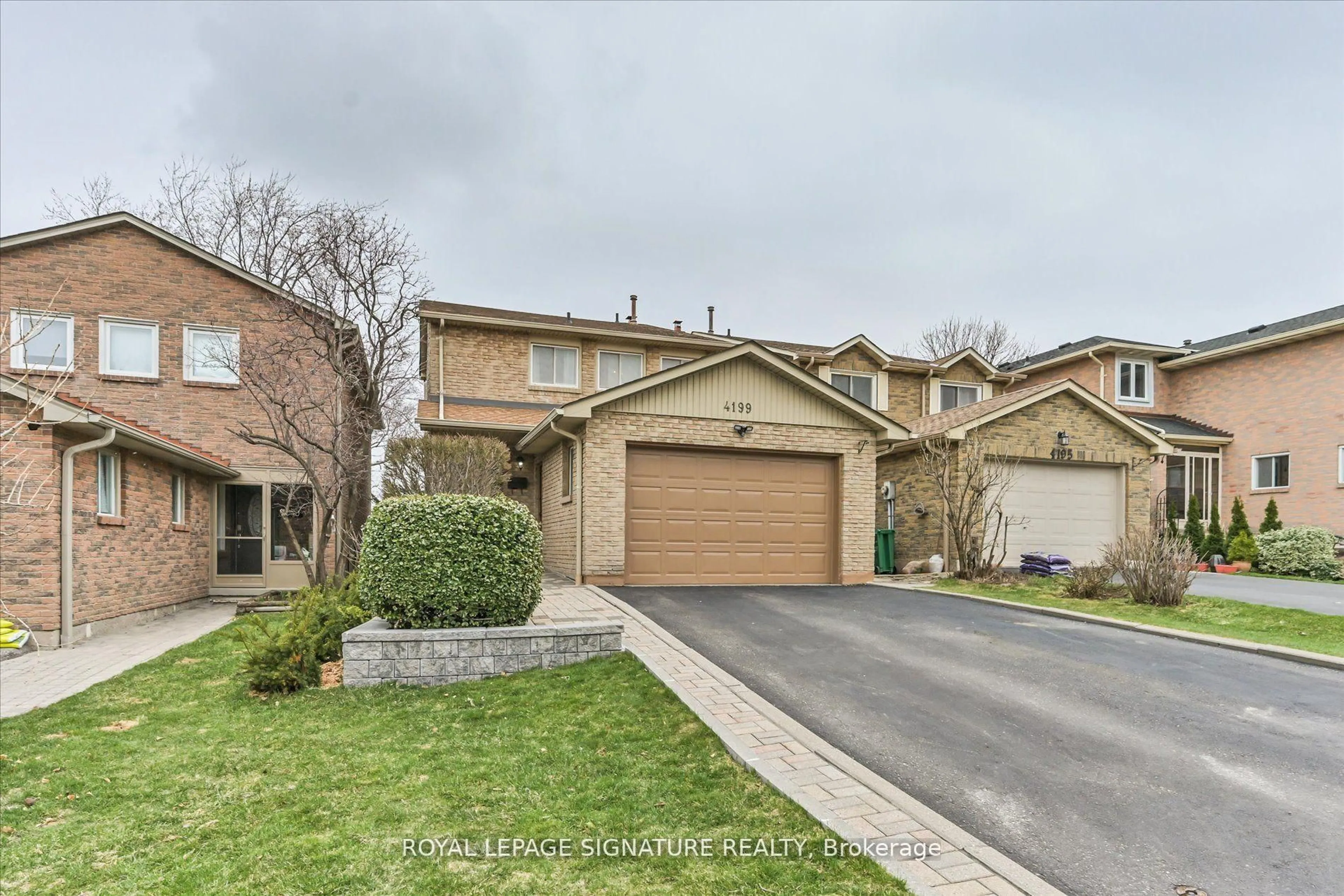 A pic from outside/outdoor area/front of a property/back of a property/a pic from drone, street for 4199 Powderhorn Cres, Mississauga Ontario L5L 3B8