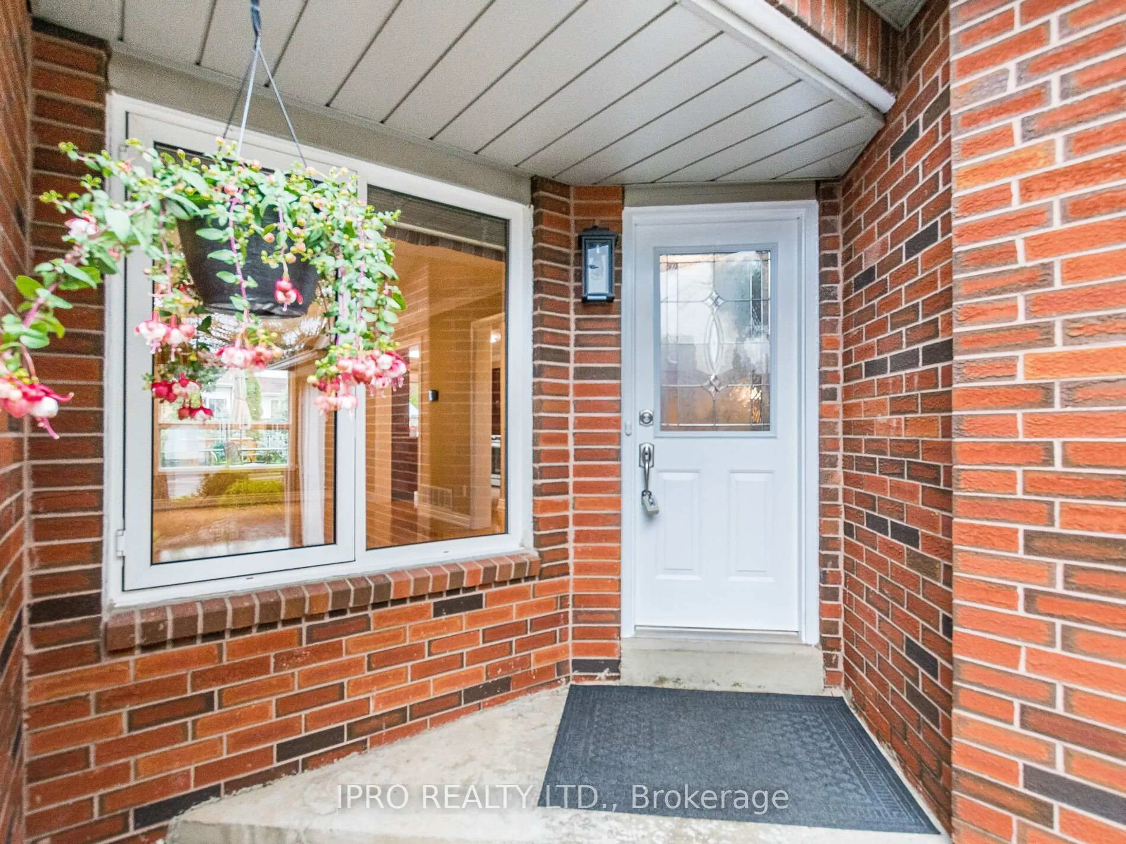 Indoor entryway for 2771 Lindholm Cres, Mississauga Ontario L5M 4S1