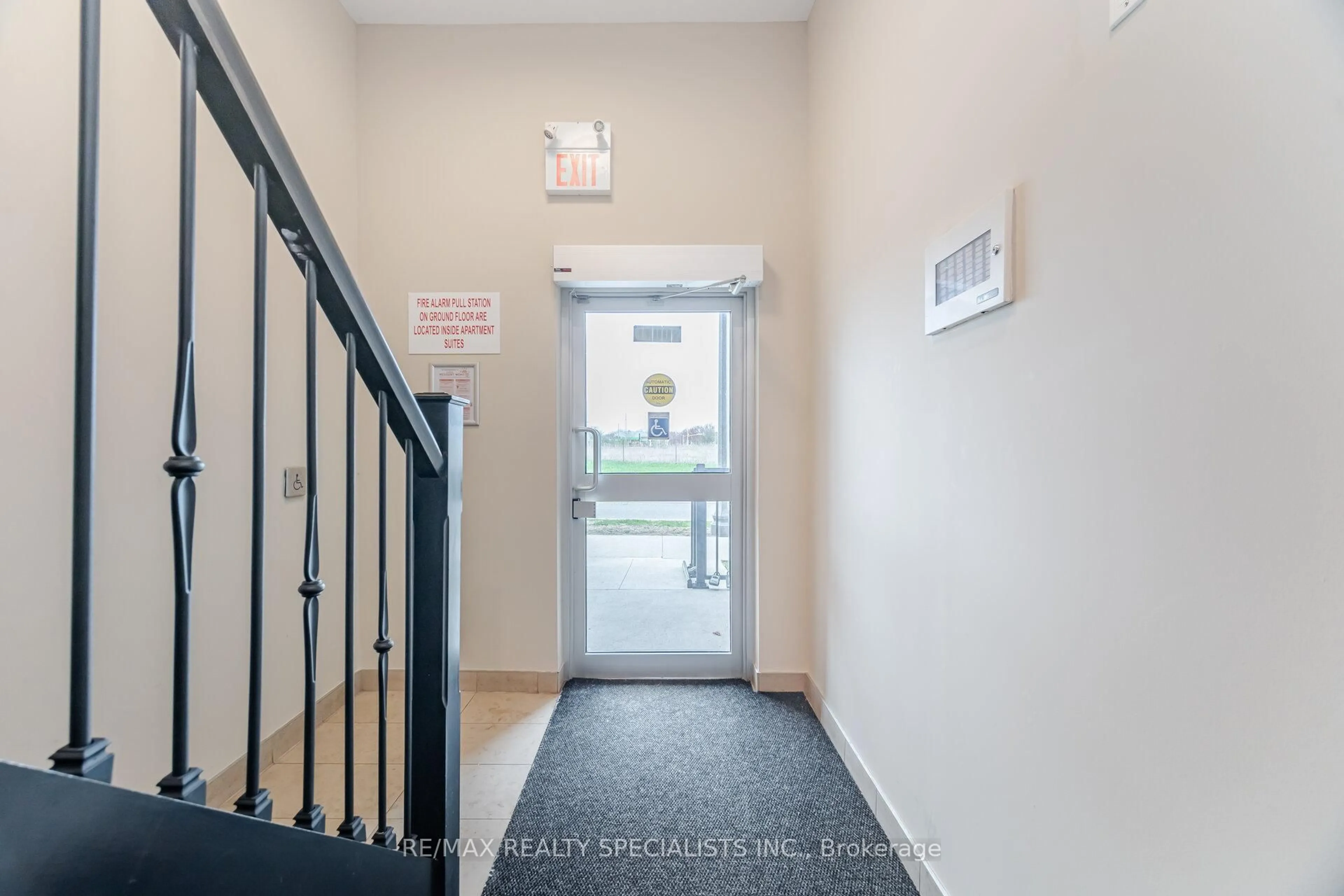 Indoor foyer for 2326 TAUNTON Rd #103, Oakville Ontario L6H 0L3