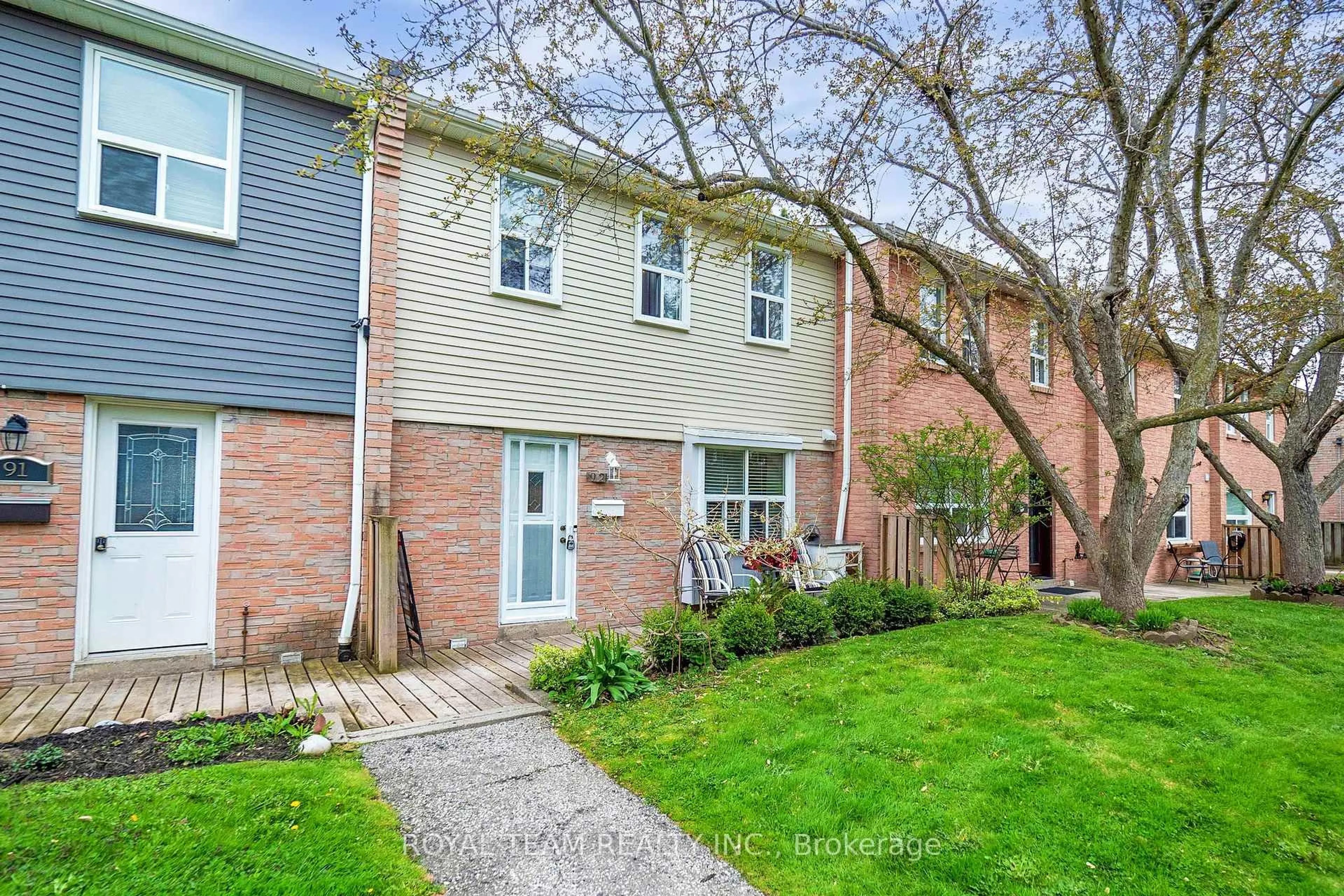 Home with brick exterior material, street for 1050 Shawnmarr Rd #92, Mississauga Ontario L5H 3V1
