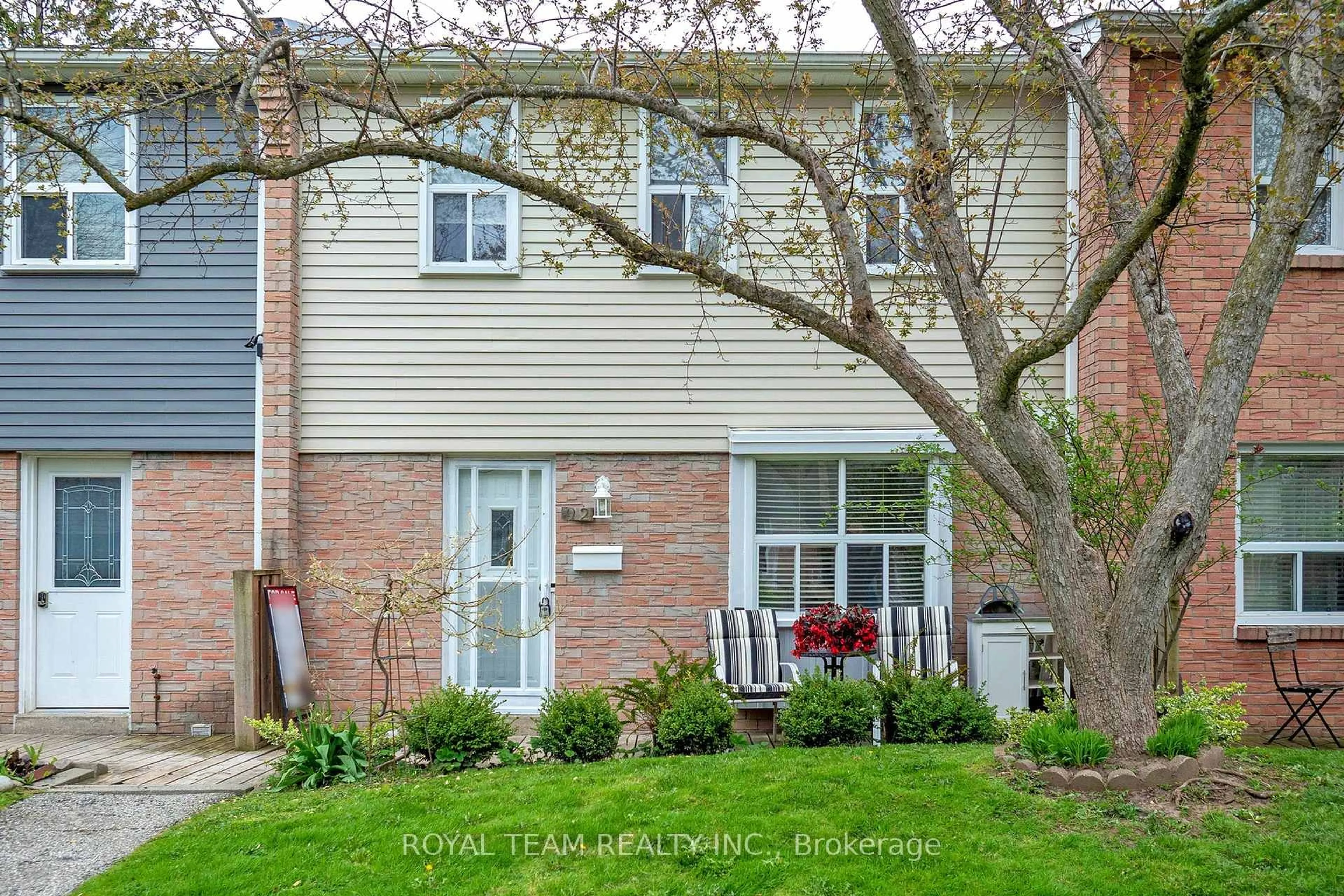 Home with brick exterior material, street for 1050 Shawnmarr Rd #92, Mississauga Ontario L5H 3V1