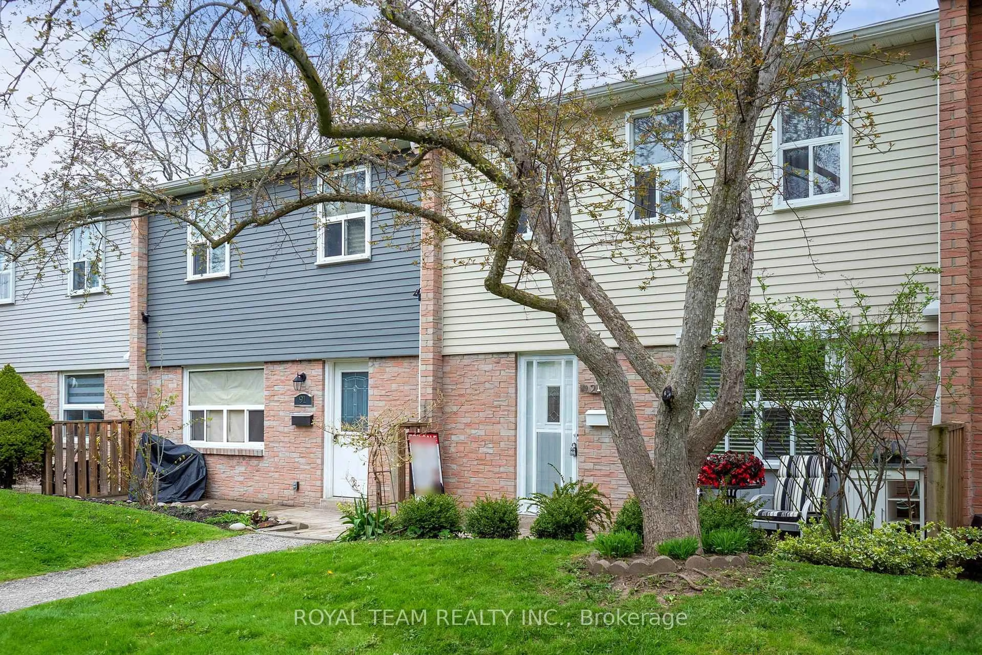 Home with brick exterior material, street for 1050 Shawnmarr Rd #92, Mississauga Ontario L5H 3V1