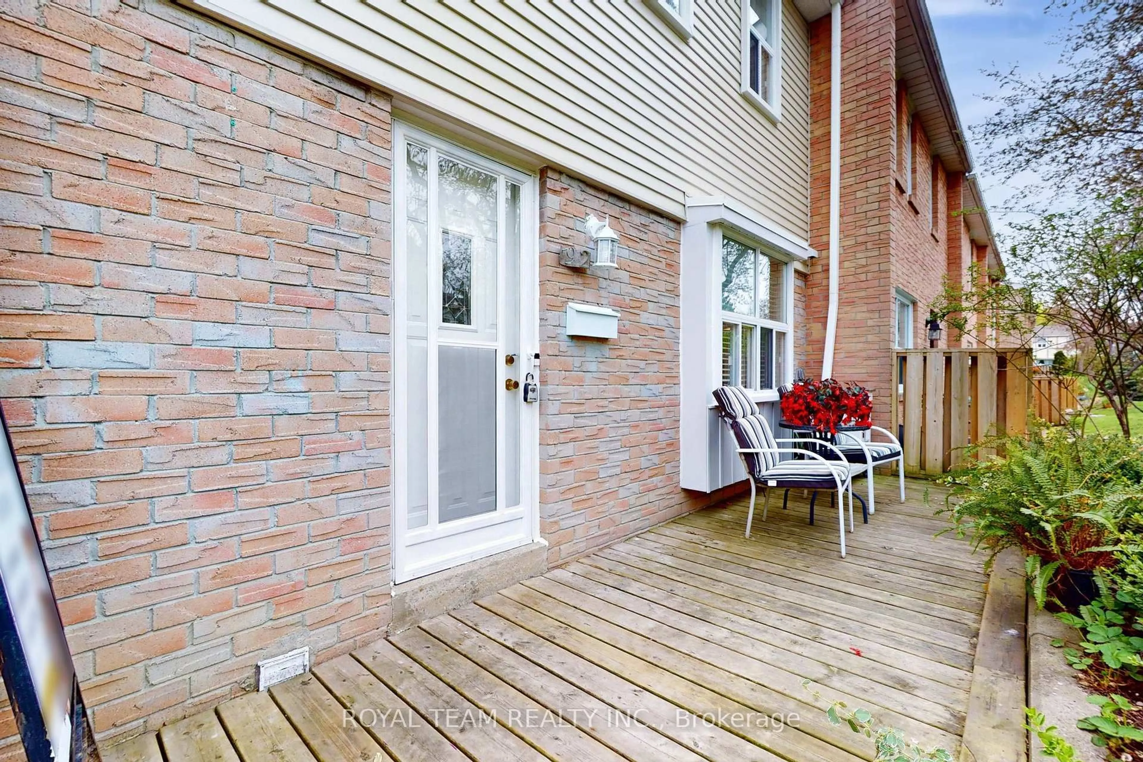 Patio, street for 1050 Shawnmarr Rd #92, Mississauga Ontario L5H 3V1