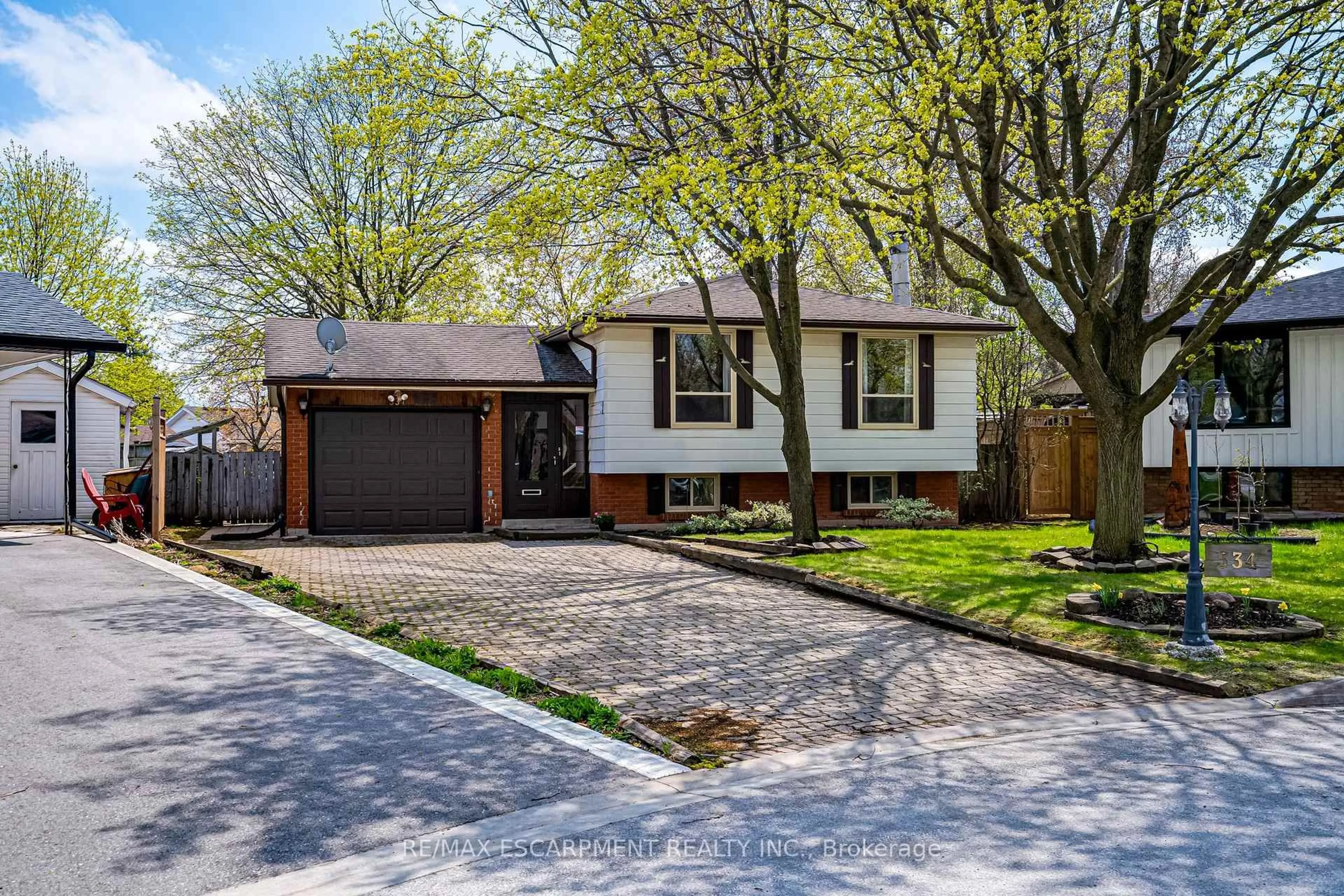 Home with brick exterior material, street for 534 Richardson Crt, Burlington Ontario L7L 2V6