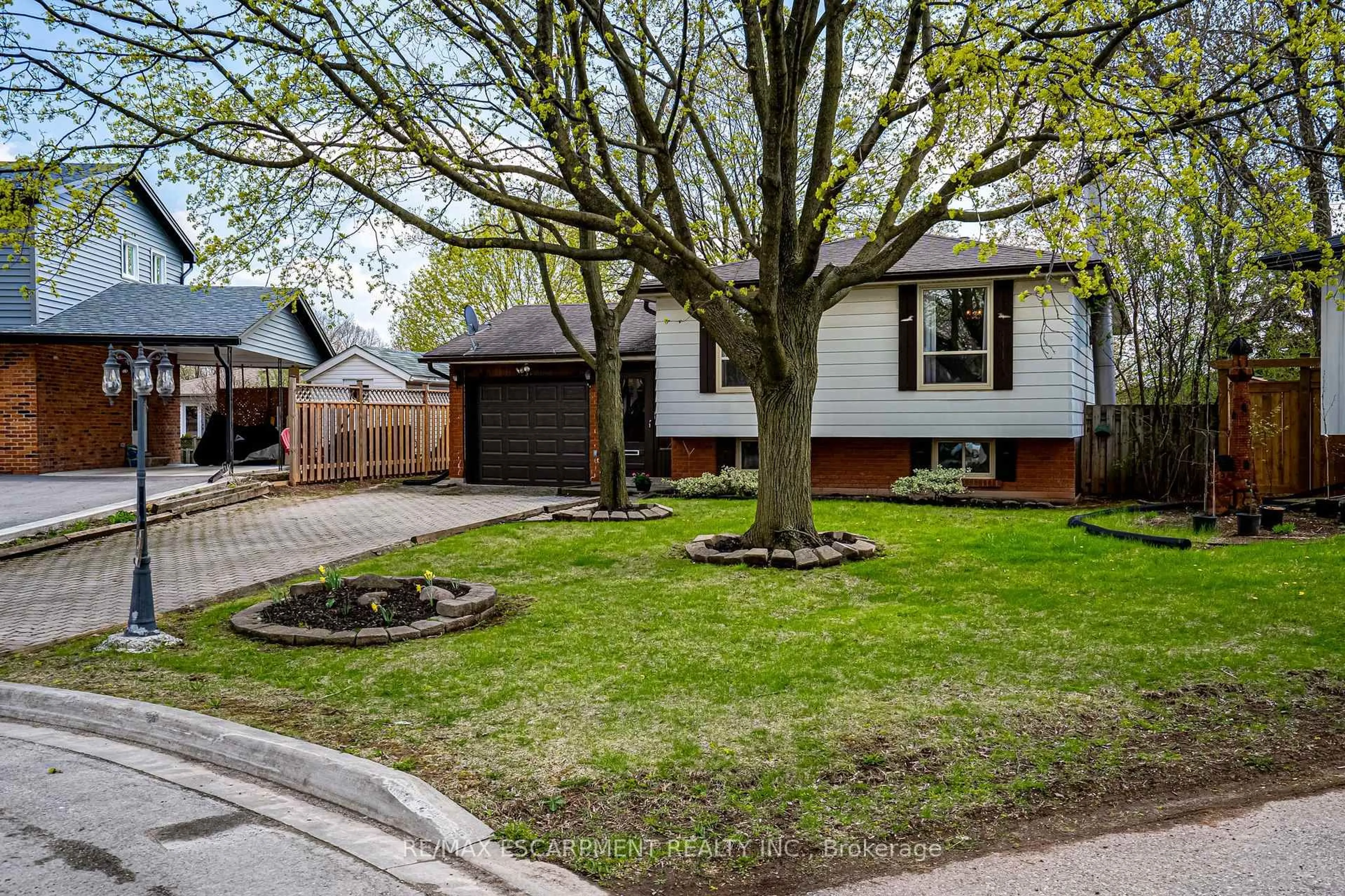 Home with brick exterior material, street for 534 Richardson Crt, Burlington Ontario L7L 2V6
