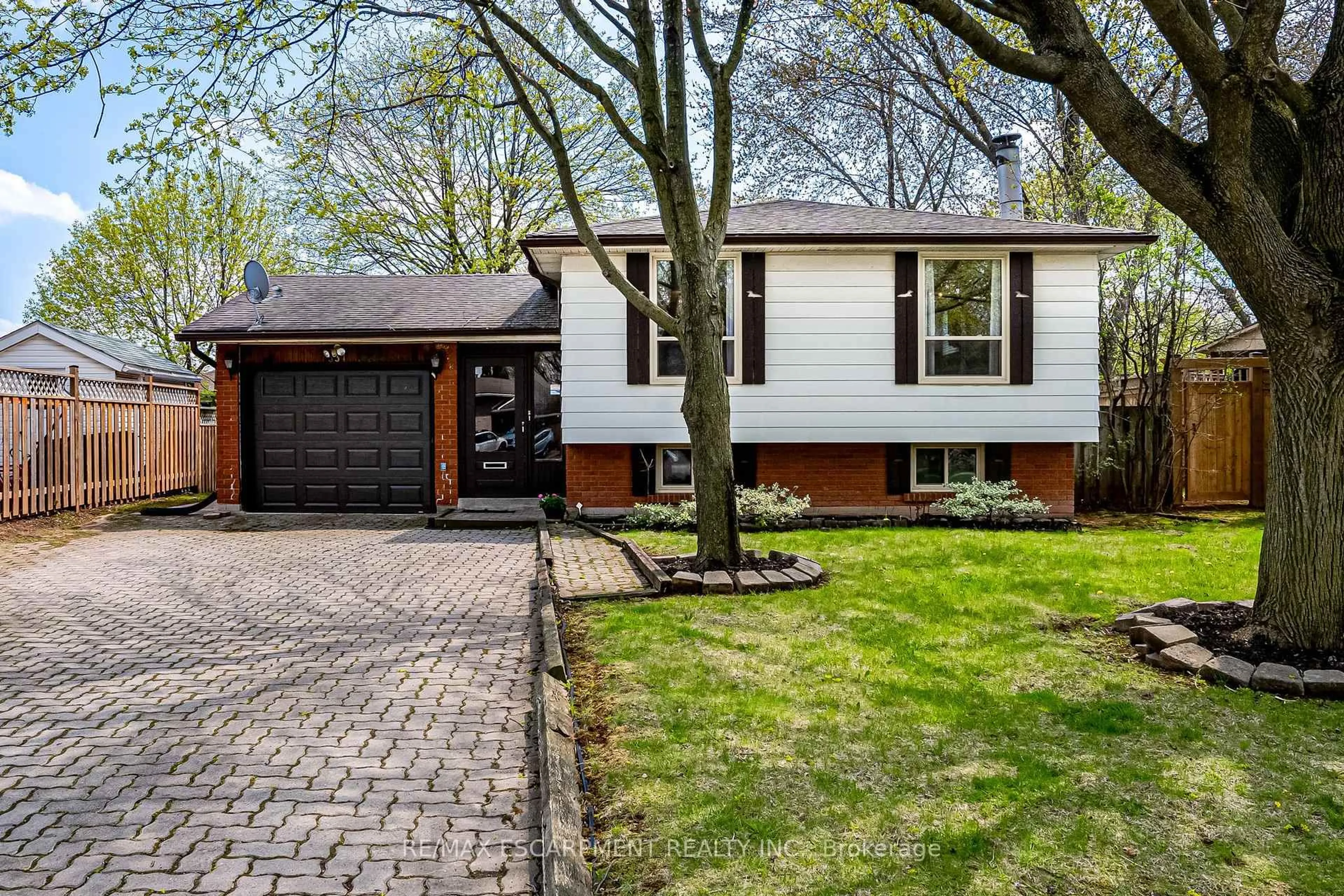 Home with brick exterior material, street for 534 Richardson Crt, Burlington Ontario L7L 2V6