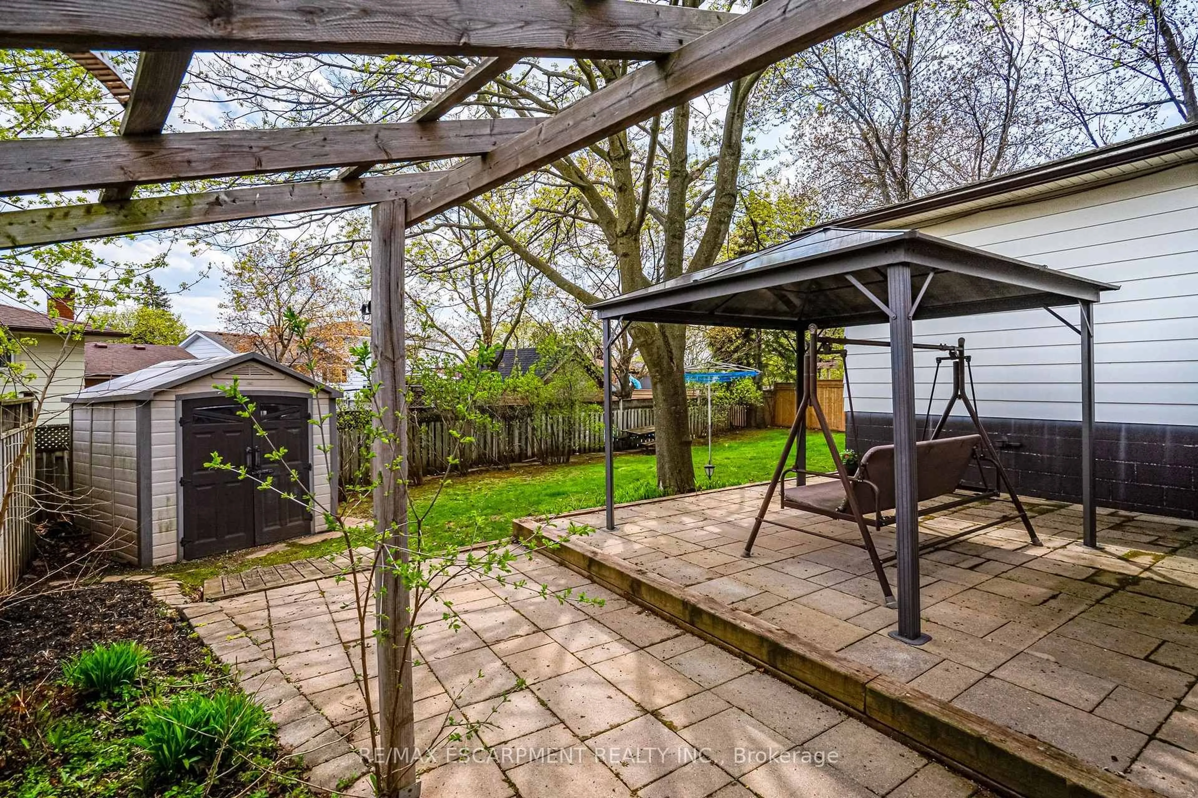 Patio, street for 534 Richardson Crt, Burlington Ontario L7L 2V6