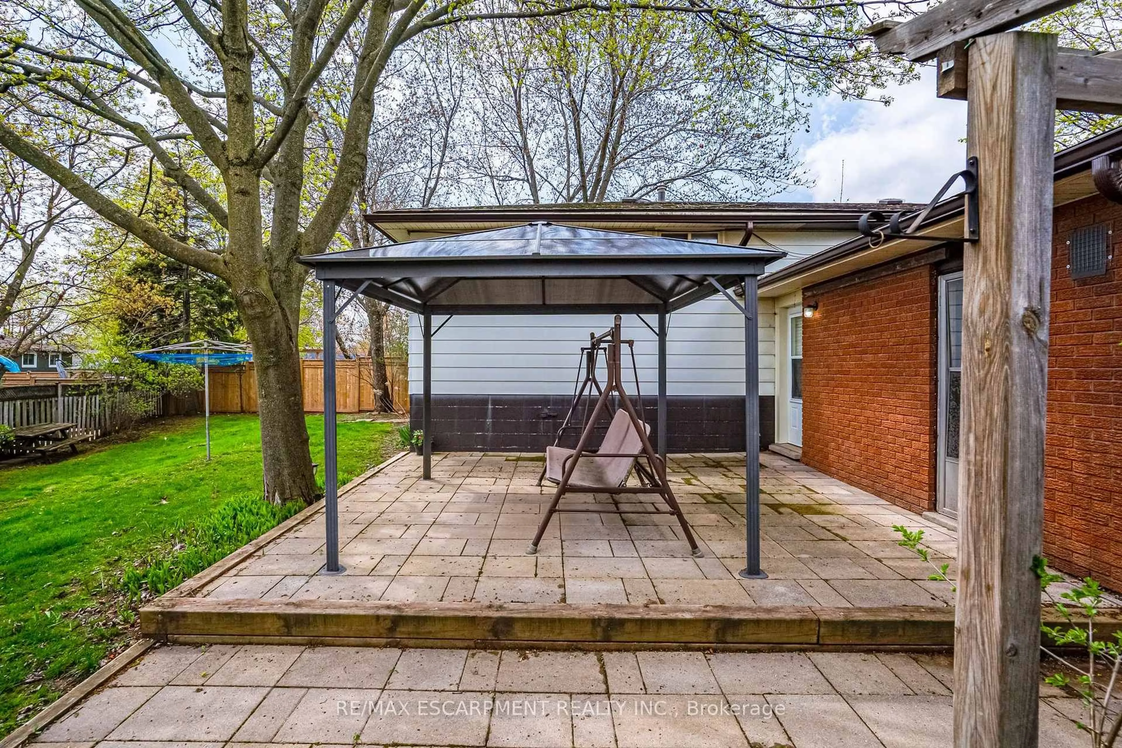 Patio, street for 534 Richardson Crt, Burlington Ontario L7L 2V6