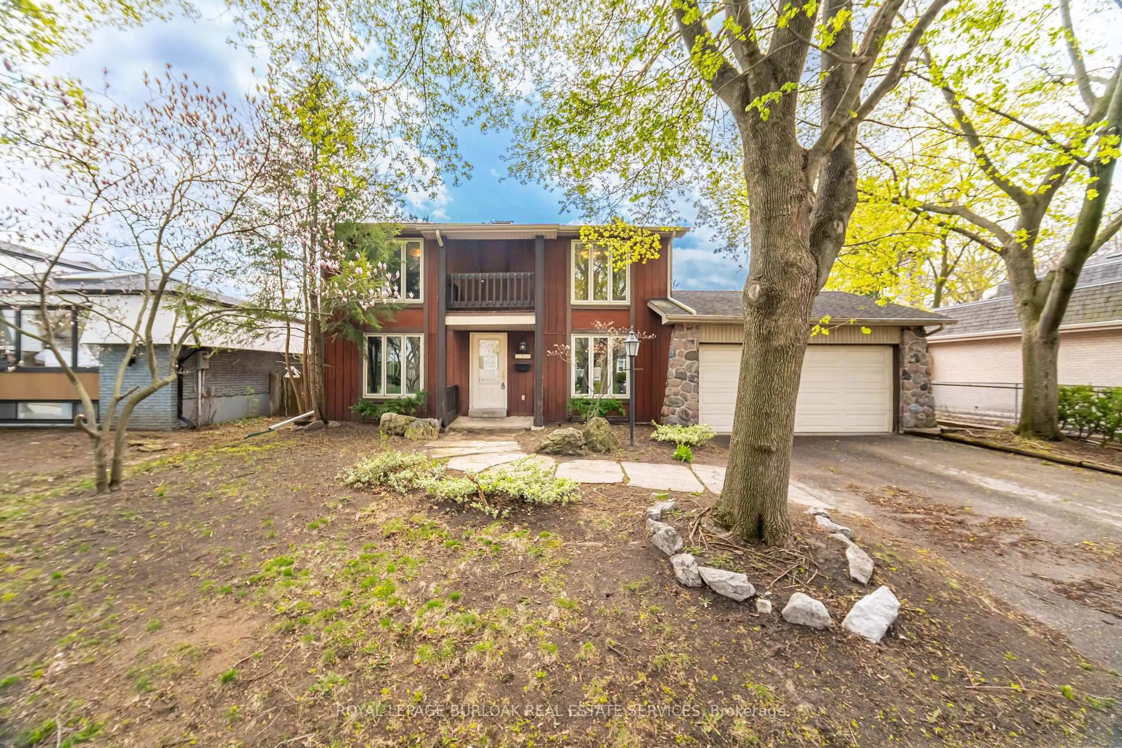 A pic from outside/outdoor area/front of a property/back of a property/a pic from drone, street for 204 Arichat Rd, Oakville Ontario L6J 5N4