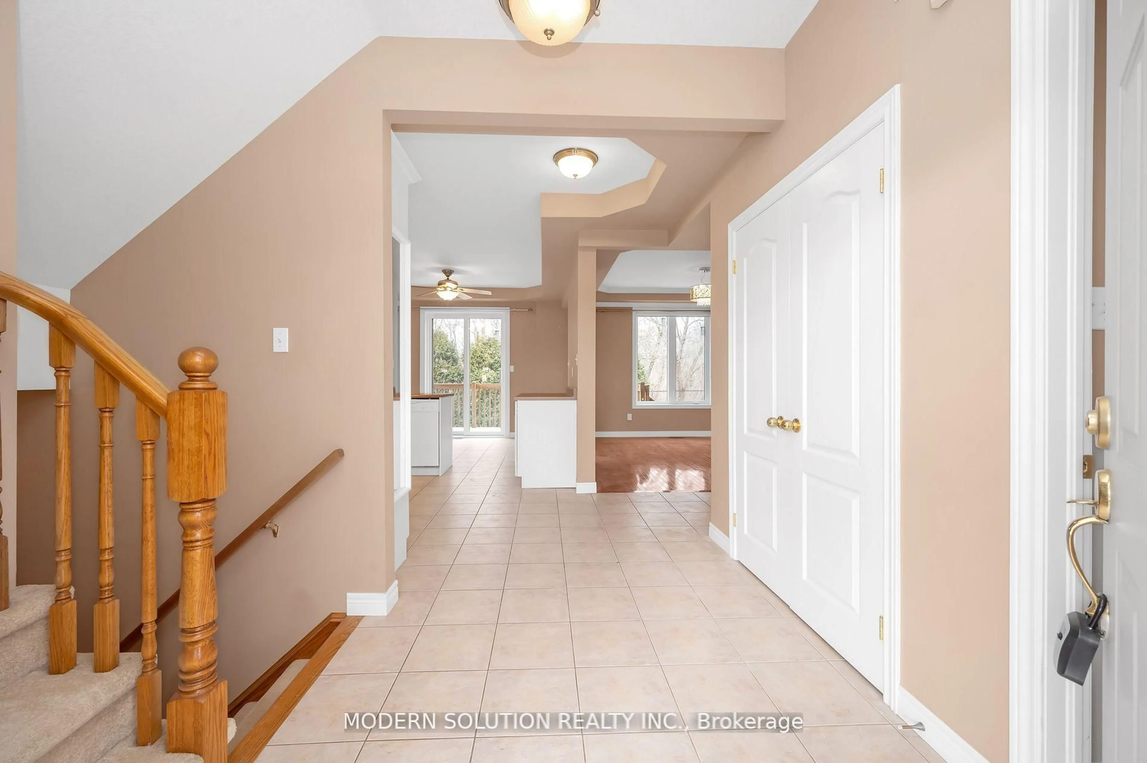 Indoor entryway for 5151 Upper Middle Rd #2, Burlington Ontario L7L 7C8
