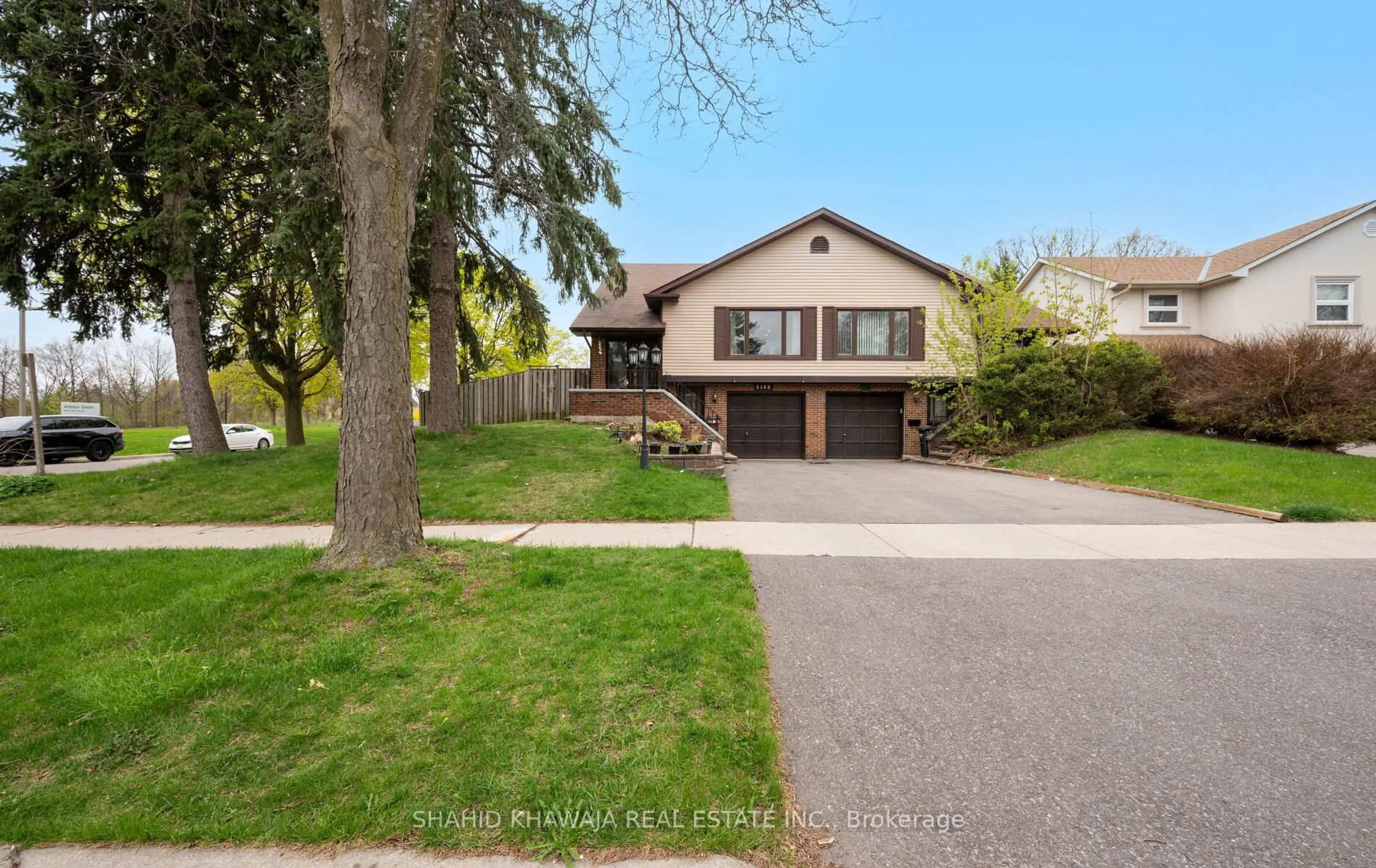 Home with vinyl exterior material, street for 4168 Treetop Cres, Mississauga Ontario L5L 2L9