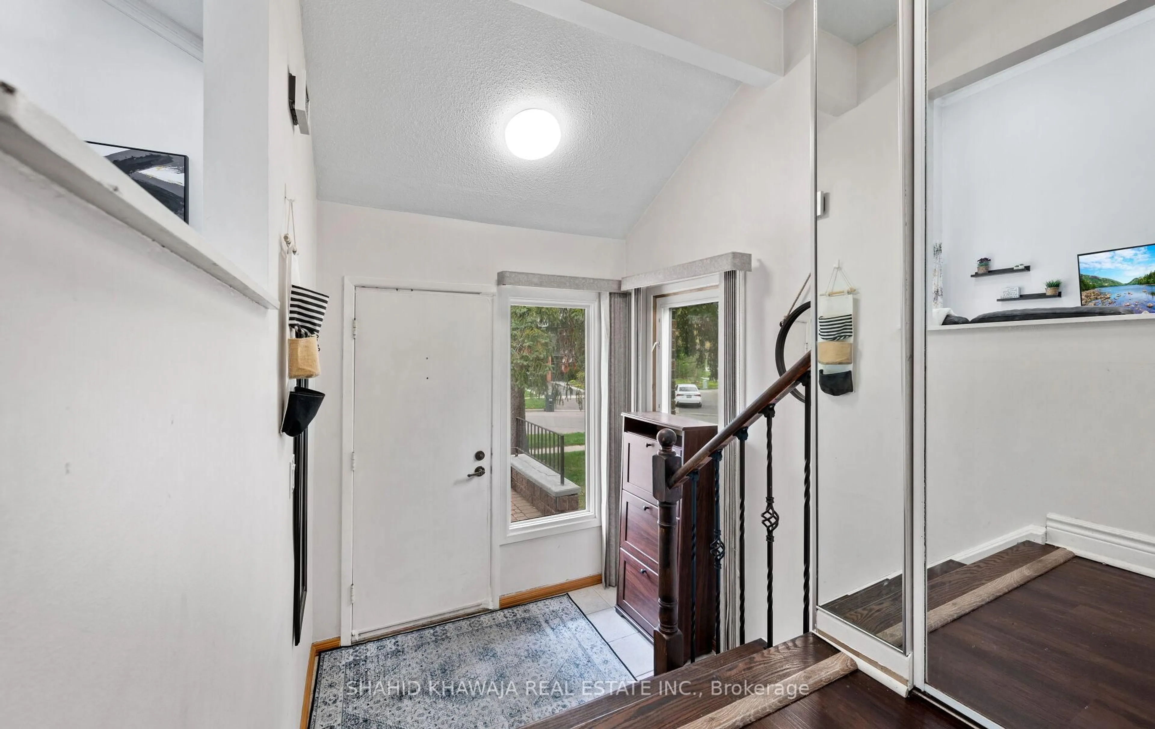 Indoor entryway for 4168 Treetop Cres, Mississauga Ontario L5L 2L9