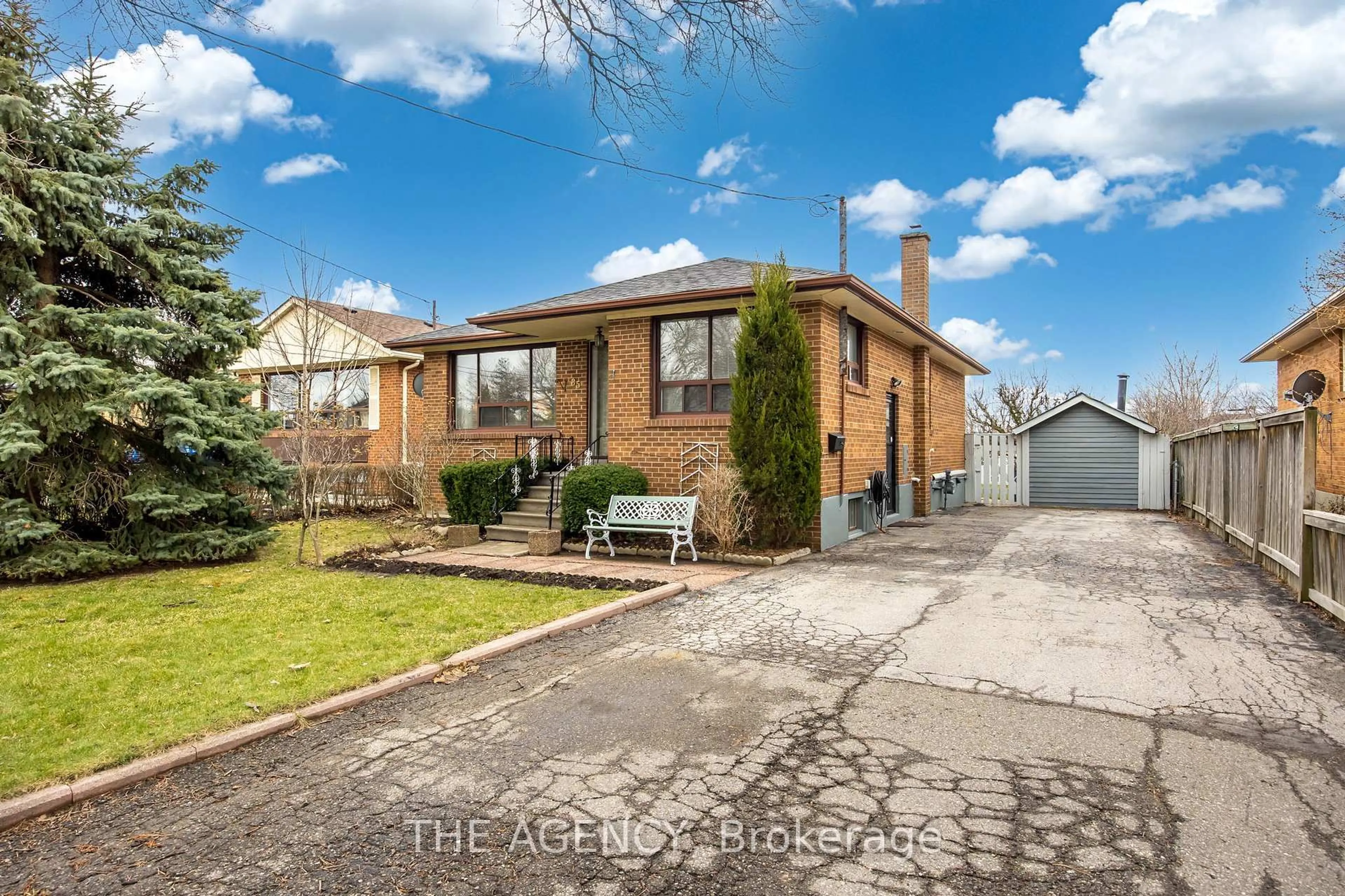 A pic from outside/outdoor area/front of a property/back of a property/a pic from drone, street for 85 Post Rd, Brampton Ontario L6V 1X3