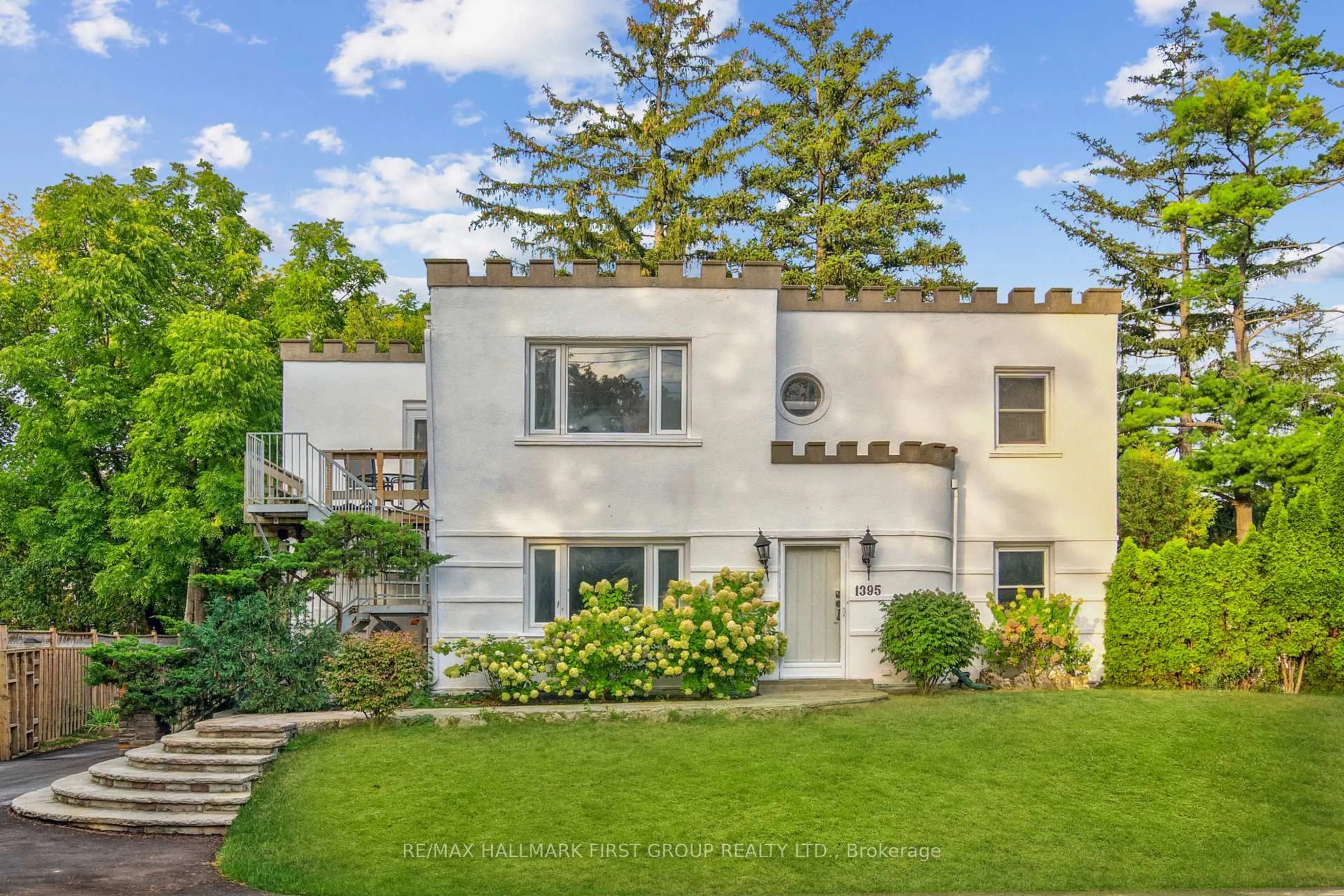A pic from outside/outdoor area/front of a property/back of a property/a pic from drone, street for 1395 Hurontario St, Mississauga Ontario L5G 3H5