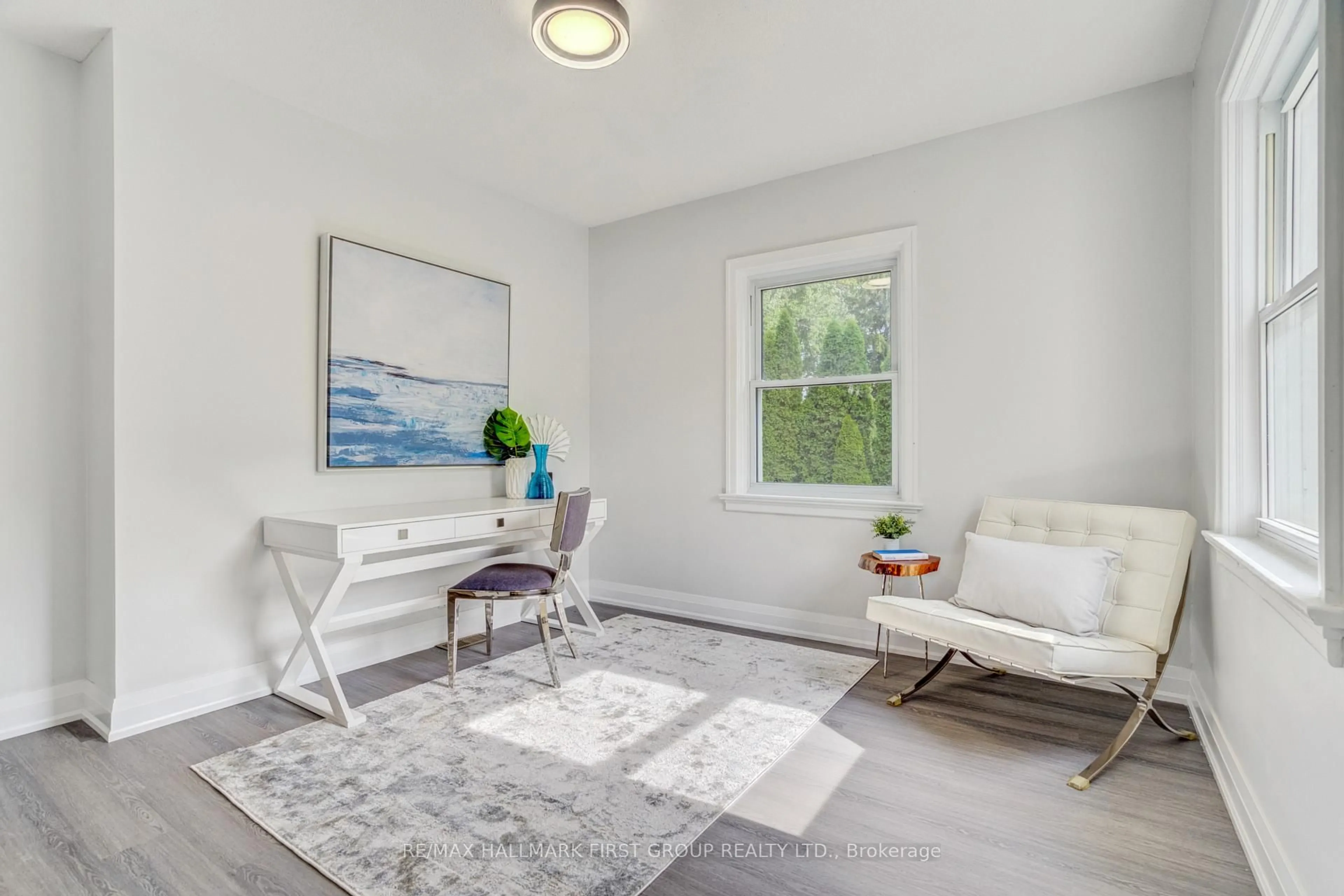 Living room with furniture, unknown for 1395 Hurontario St, Mississauga Ontario L5G 3H5