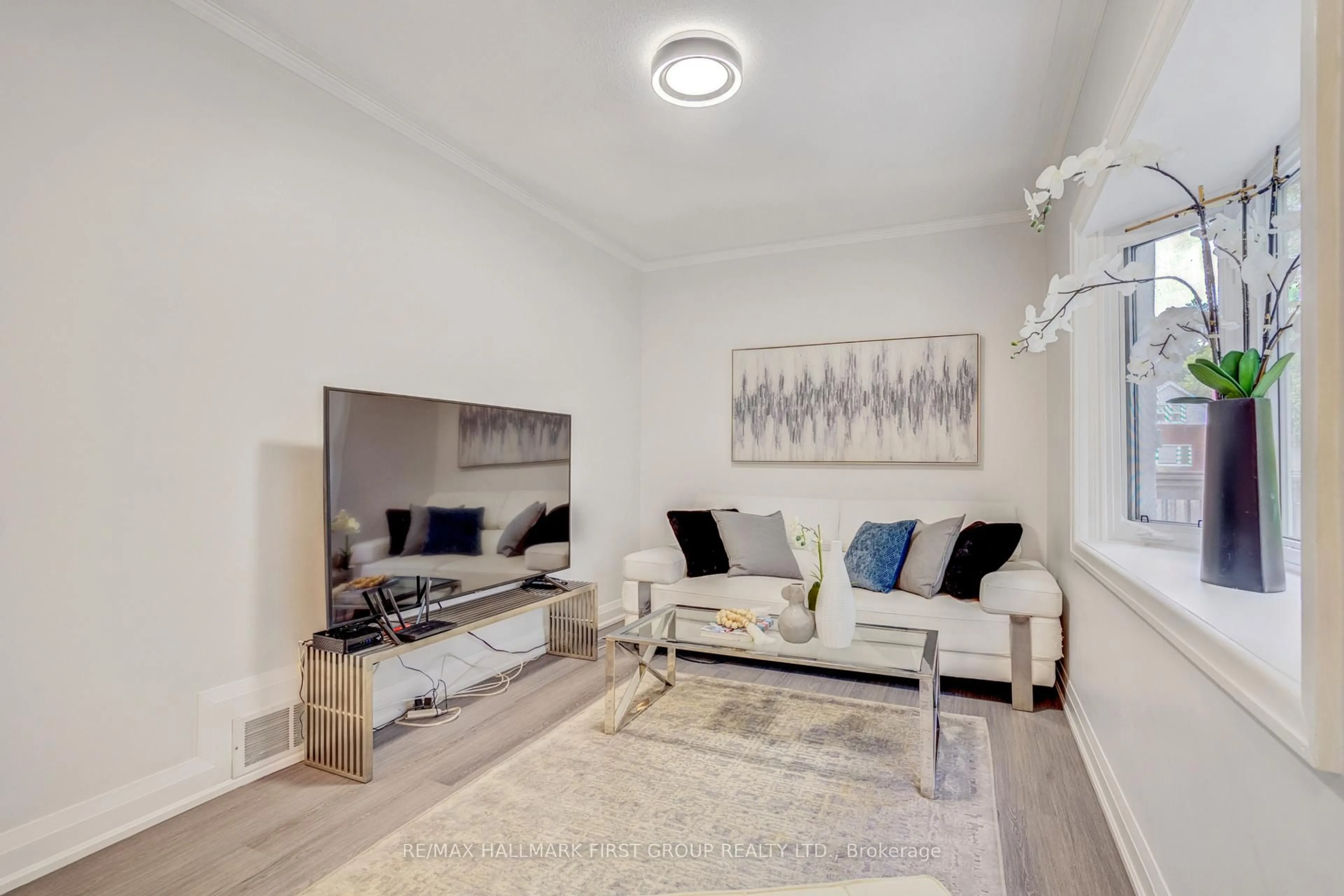 Living room with furniture, unknown for 1395 Hurontario St, Mississauga Ontario L5G 3H5