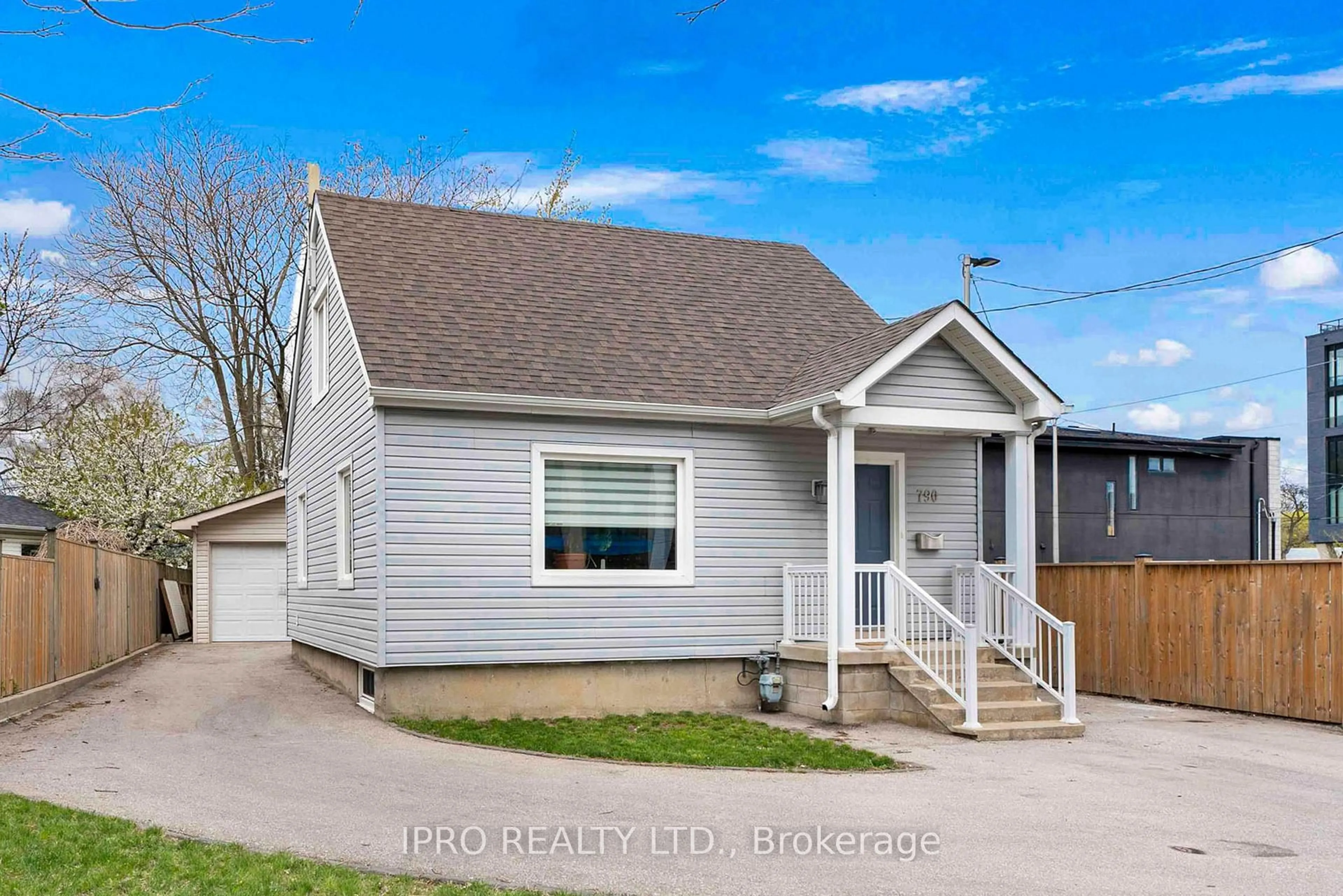 Home with vinyl exterior material, street for 790 The Queensway N/A, Toronto Ontario M8Z 1N5