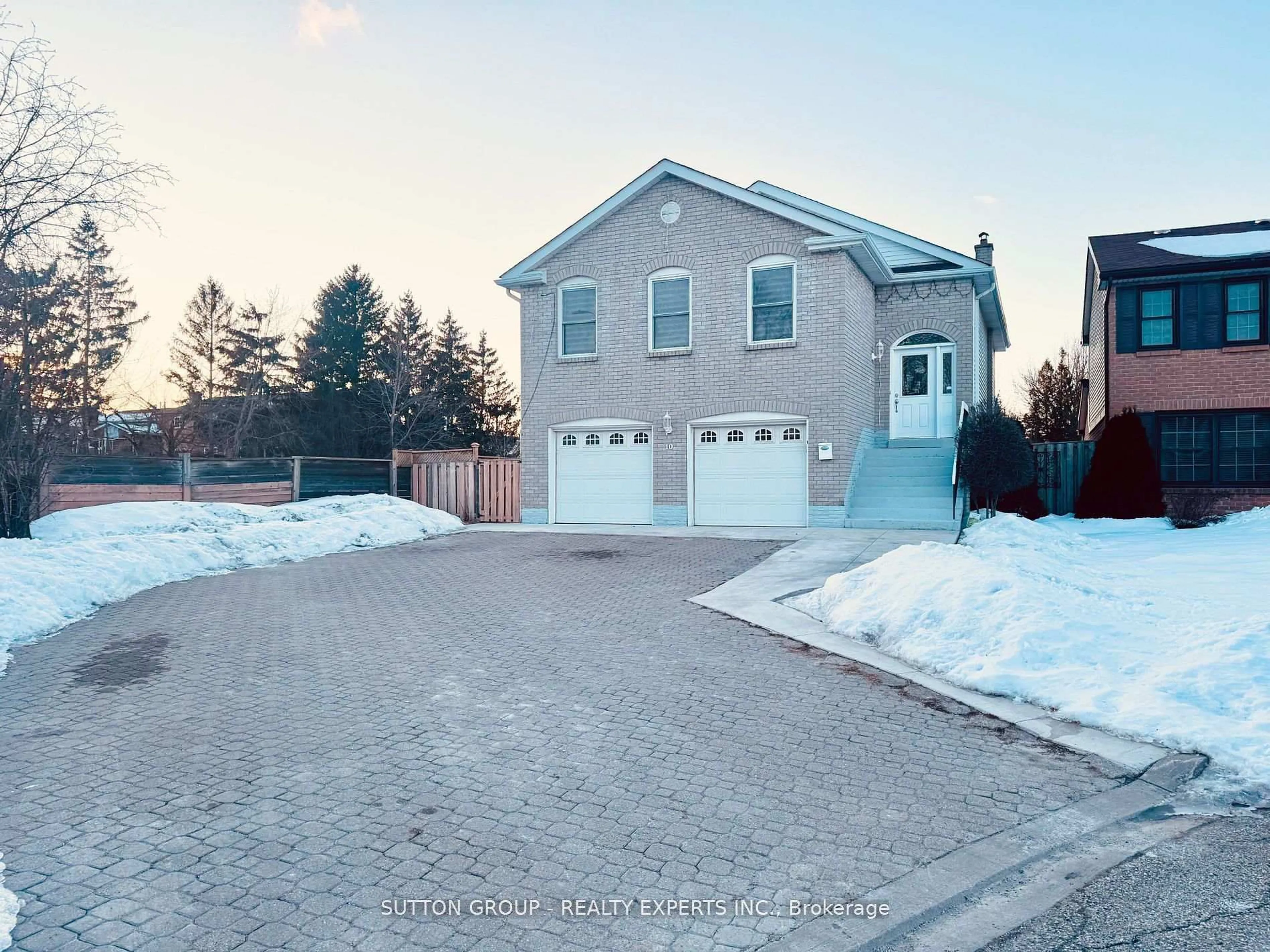 A pic from outside/outdoor area/front of a property/back of a property/a pic from drone, street for 10 Lupin Crt, Brampton Ontario L6S 3V6