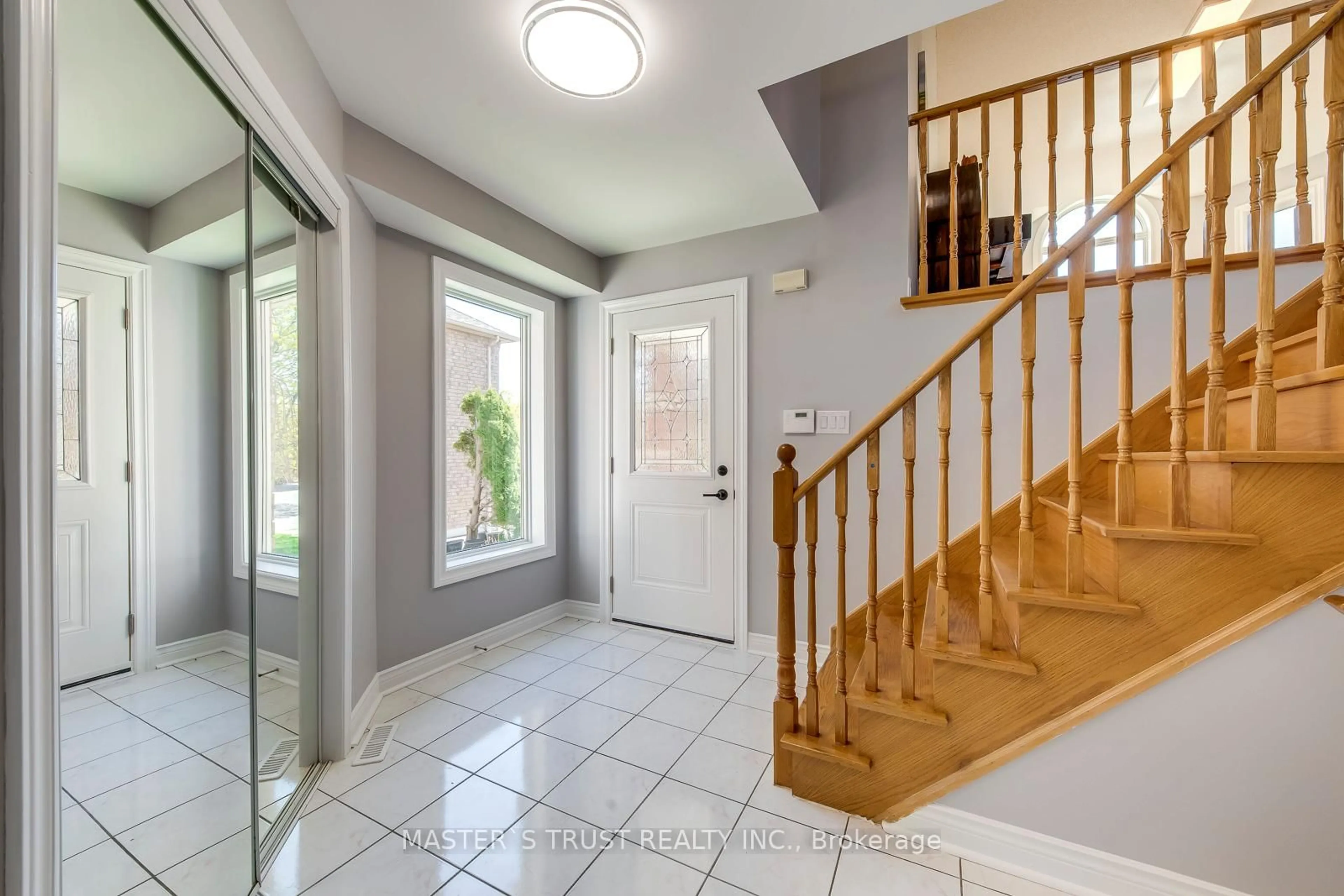 Indoor entryway for 5375 Fasdon Crt, Mississauga Ontario L5V 1Y8