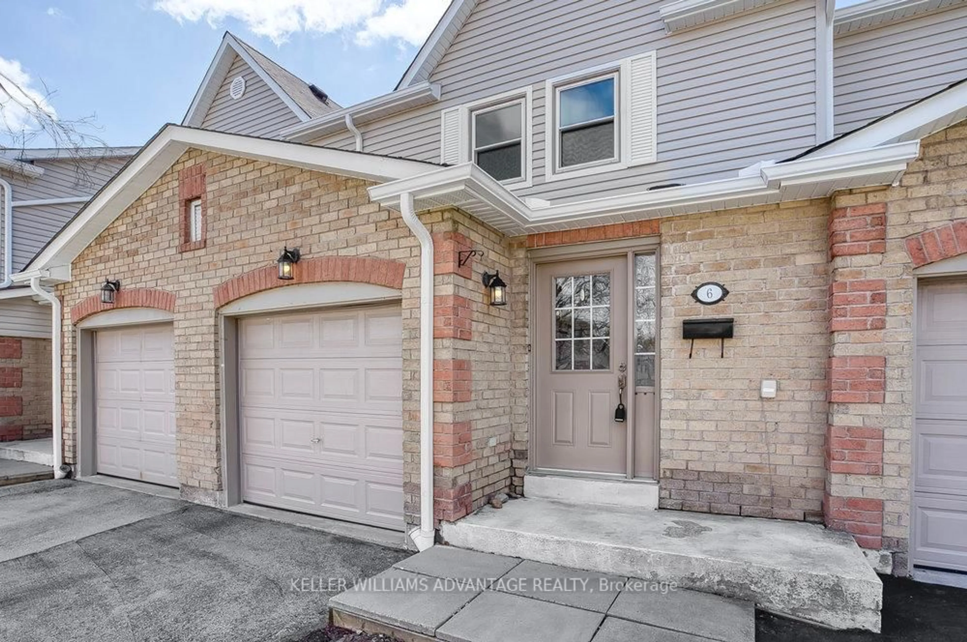 Home with brick exterior material, street for 2355 Fifth Line #6, Mississauga Ontario L5K 2M8
