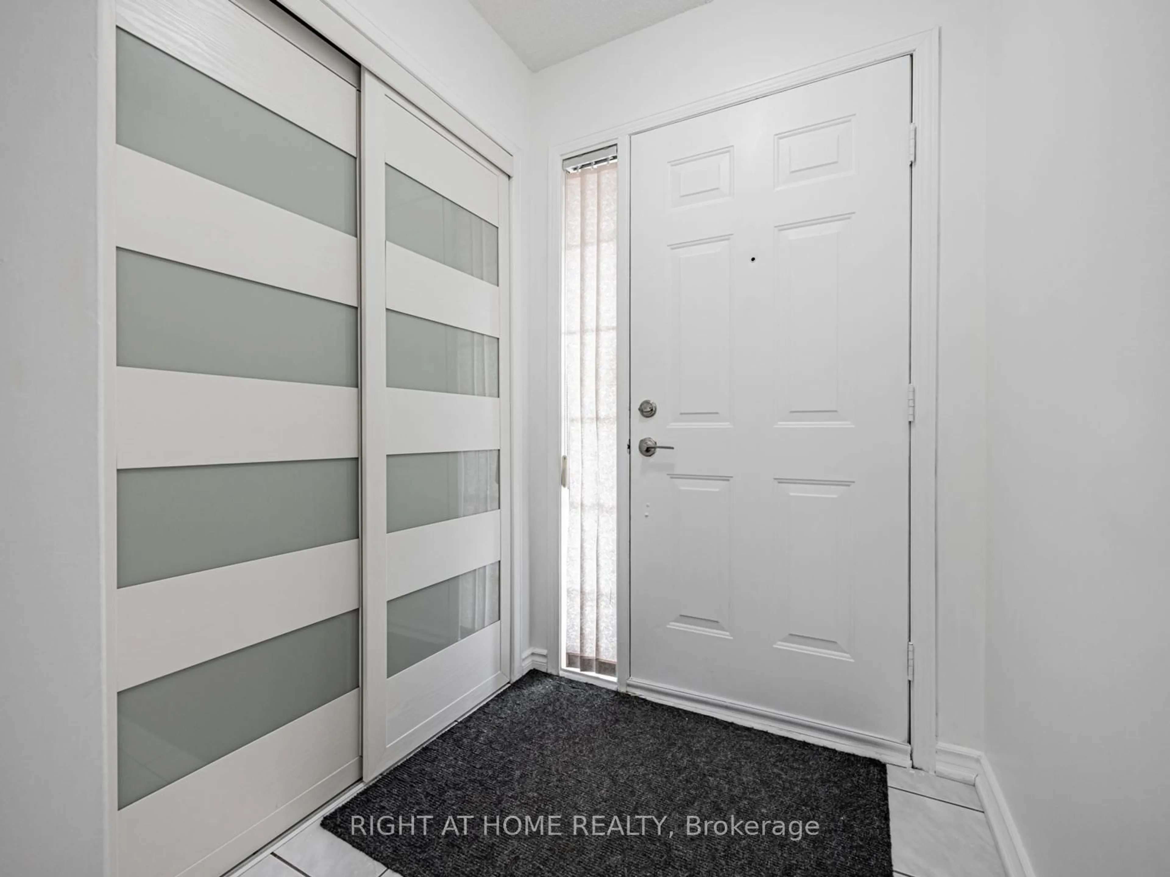 Indoor entryway for 31 Hickorybush Ave, Brampton Ontario L6R 1C7