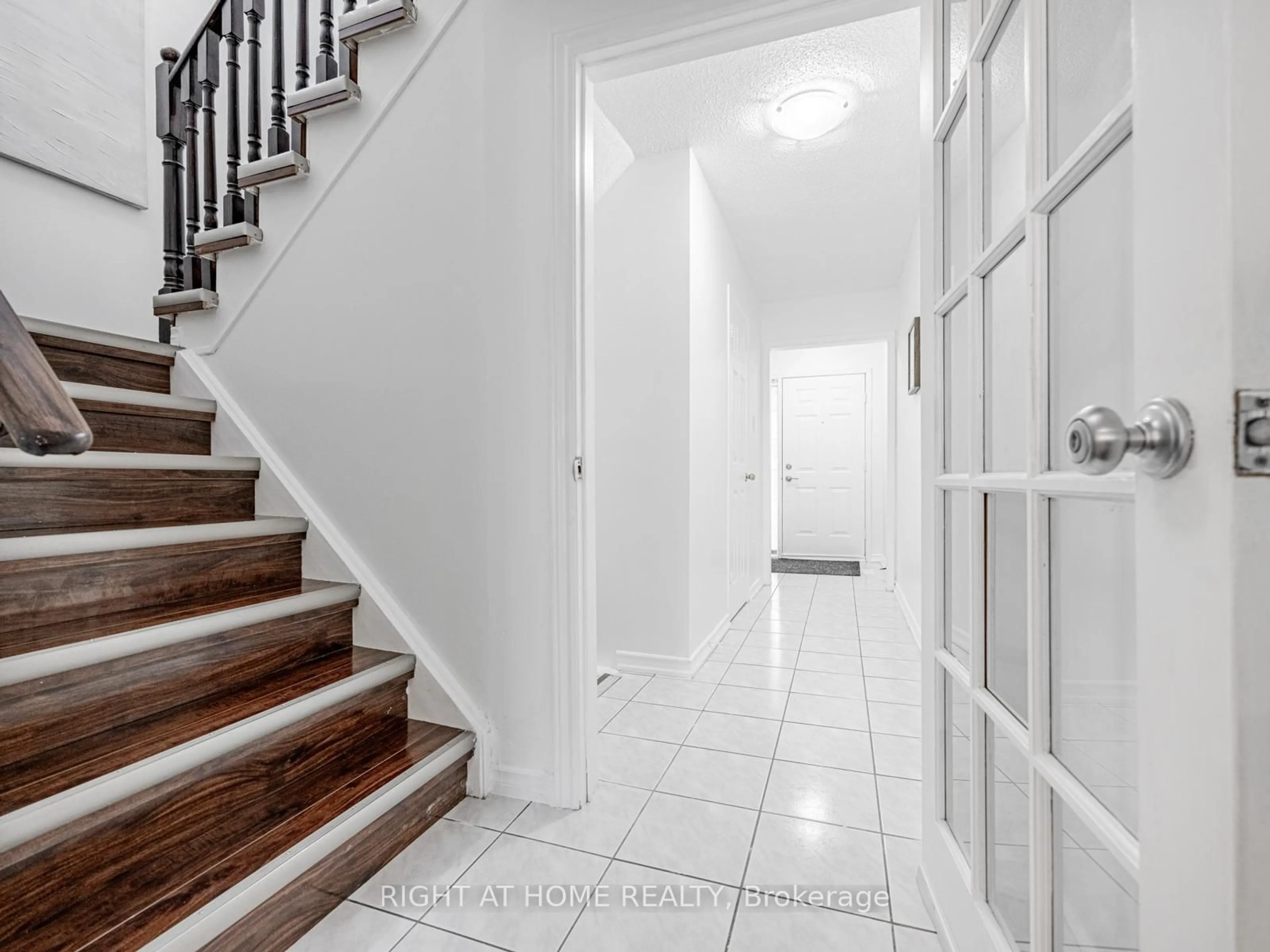 Indoor entryway for 31 Hickorybush Ave, Brampton Ontario L6R 1C7