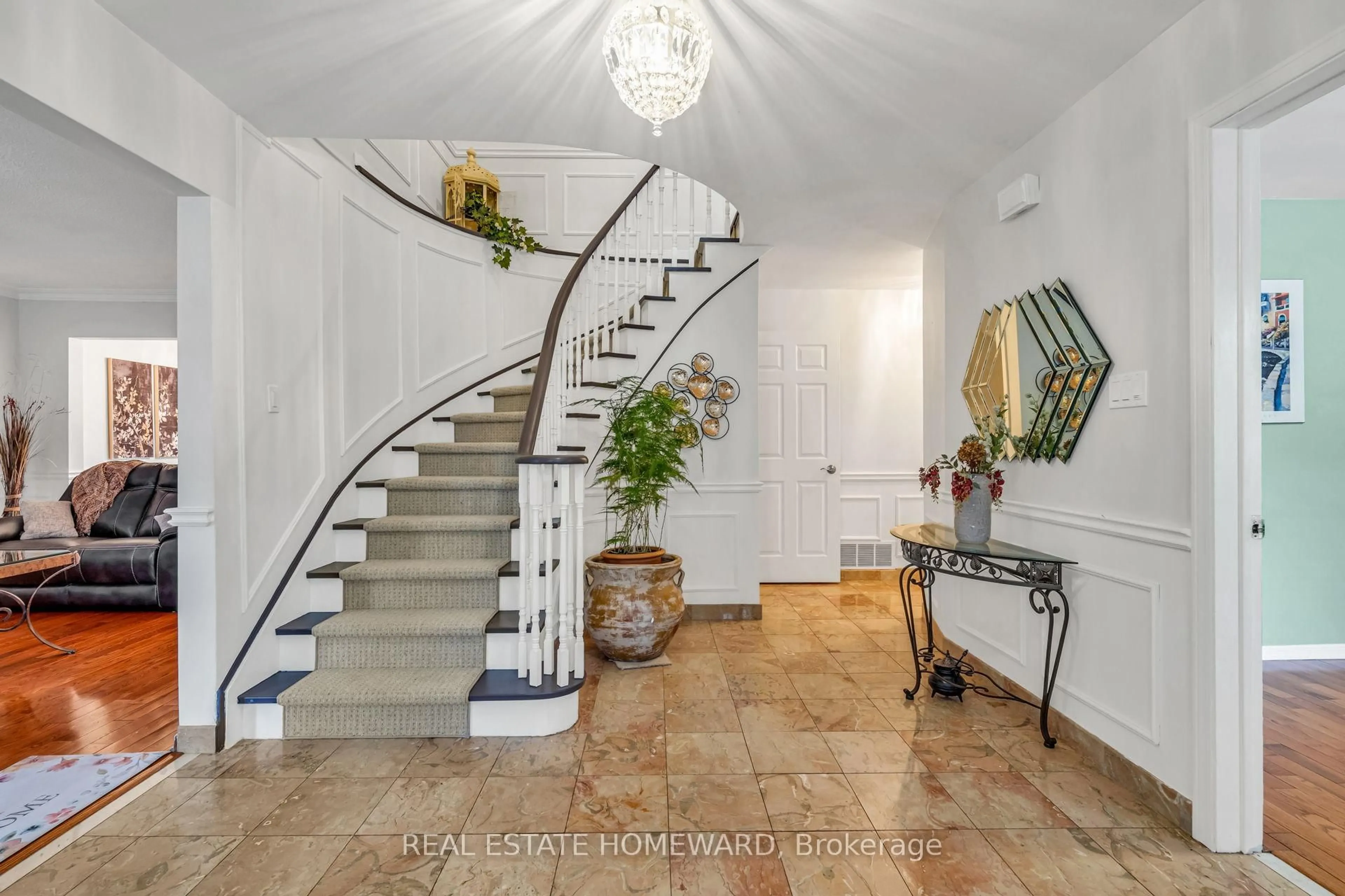 Indoor entryway for 2032 Shannon Dr, Mississauga Ontario L5H 3W3