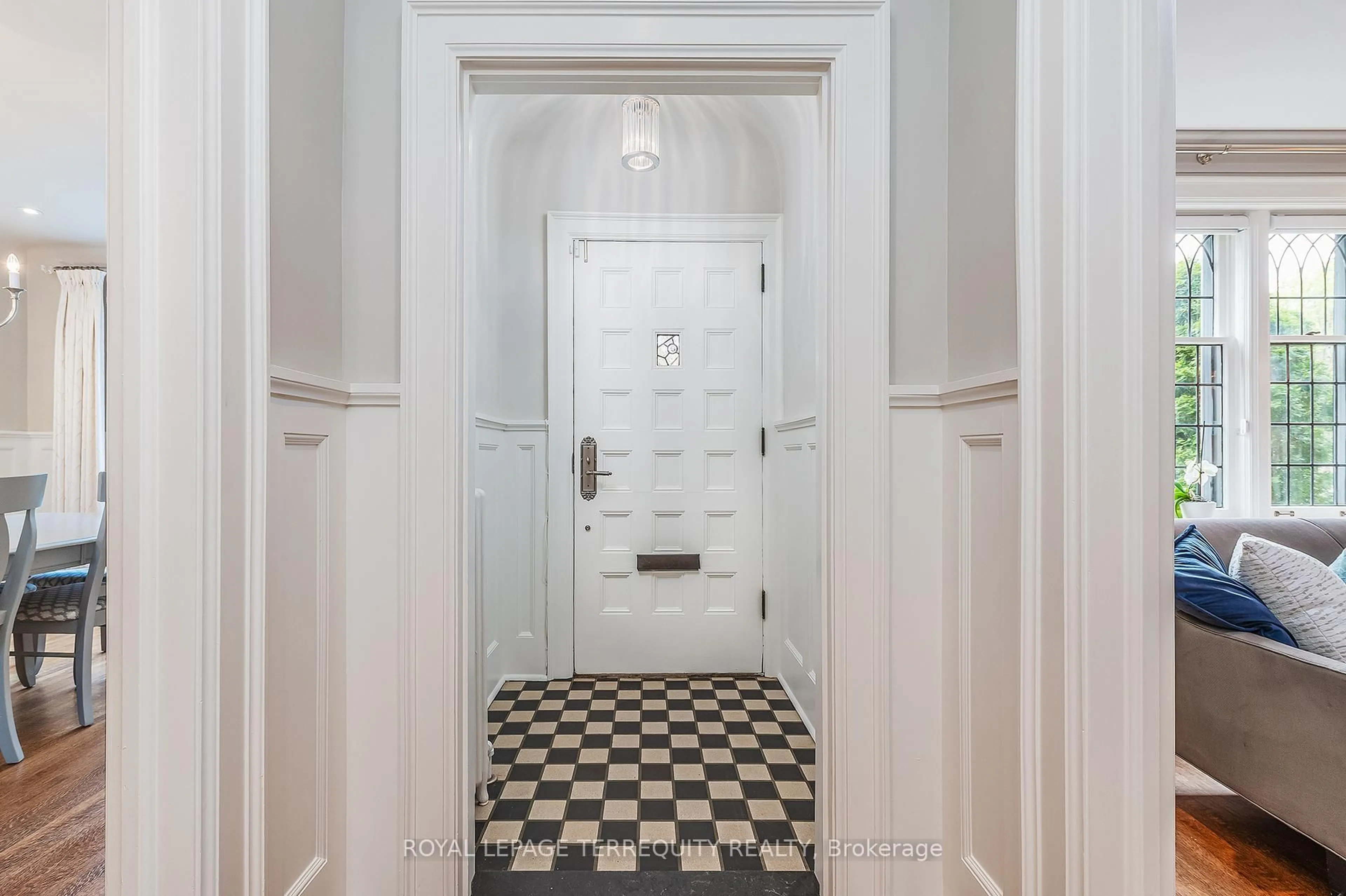 Indoor entryway for 369 Prince Edward Dr, Toronto Ontario M8X 2L6