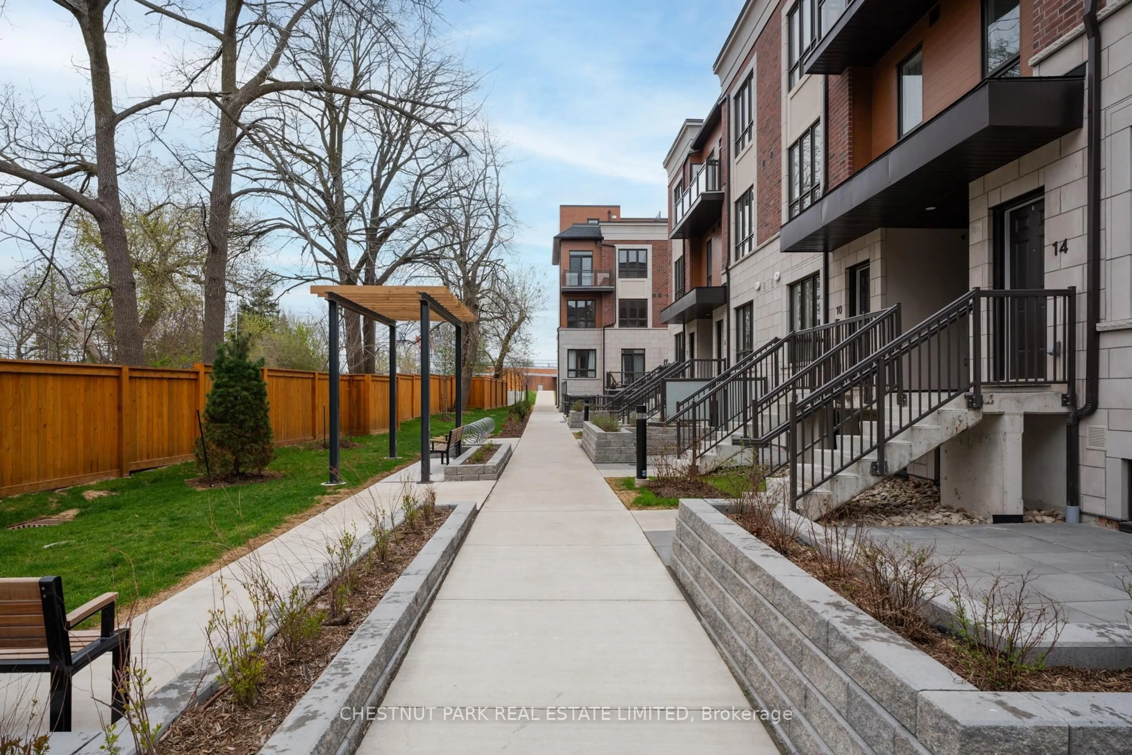 Patio, street for 4025 Hickory Dr #6, Mississauga Ontario L4W 1L1