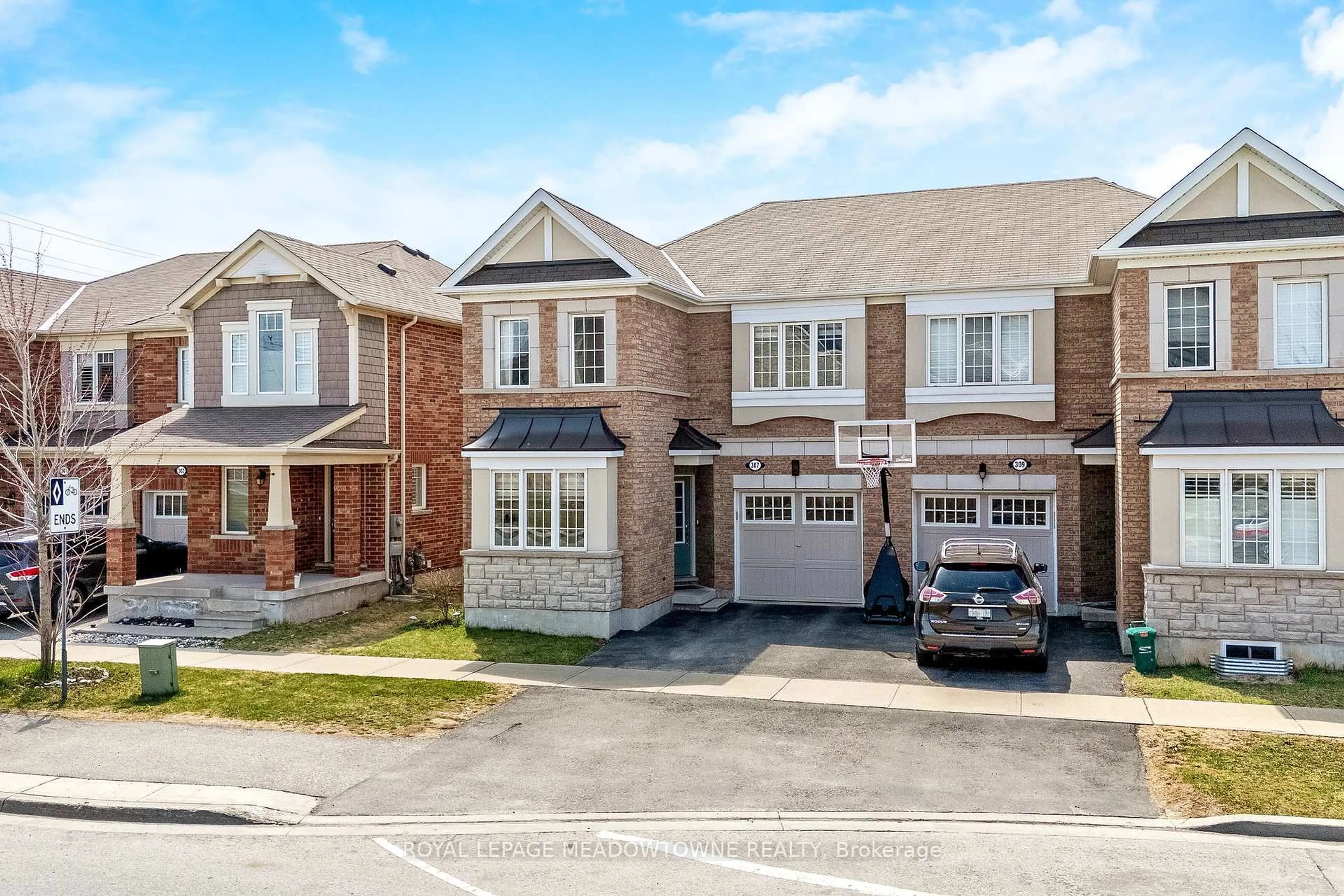 A pic from outside/outdoor area/front of a property/back of a property/a pic from drone, street for 307 Yates Dr, Milton Ontario L9T 2Y4
