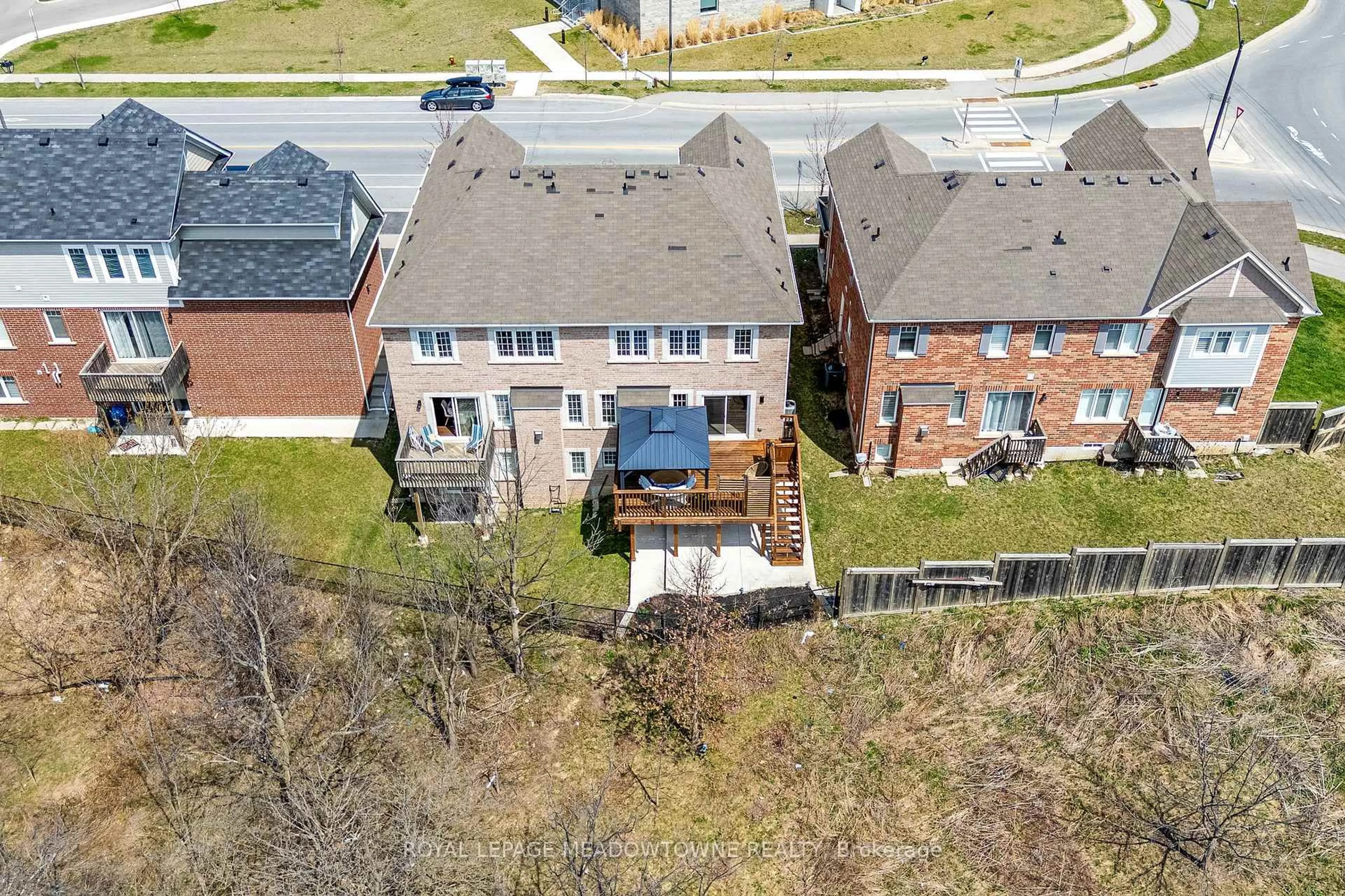 A pic from outside/outdoor area/front of a property/back of a property/a pic from drone, street for 307 Yates Dr, Milton Ontario L9T 2Y4