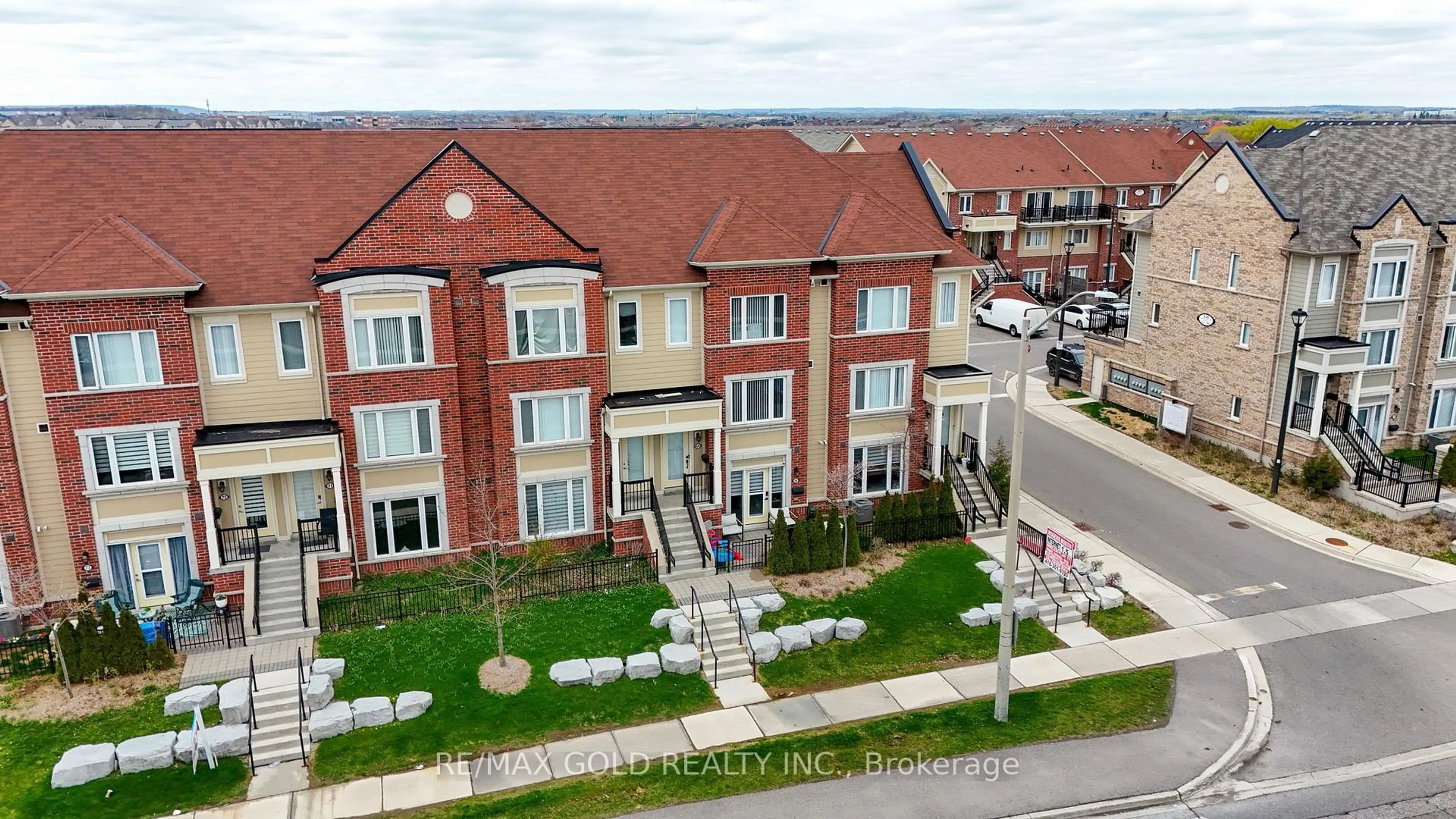 A pic from outside/outdoor area/front of a property/back of a property/a pic from drone, building for 250 Sunny Meadow Blvd #68, Brampton Ontario L6R 3Y6