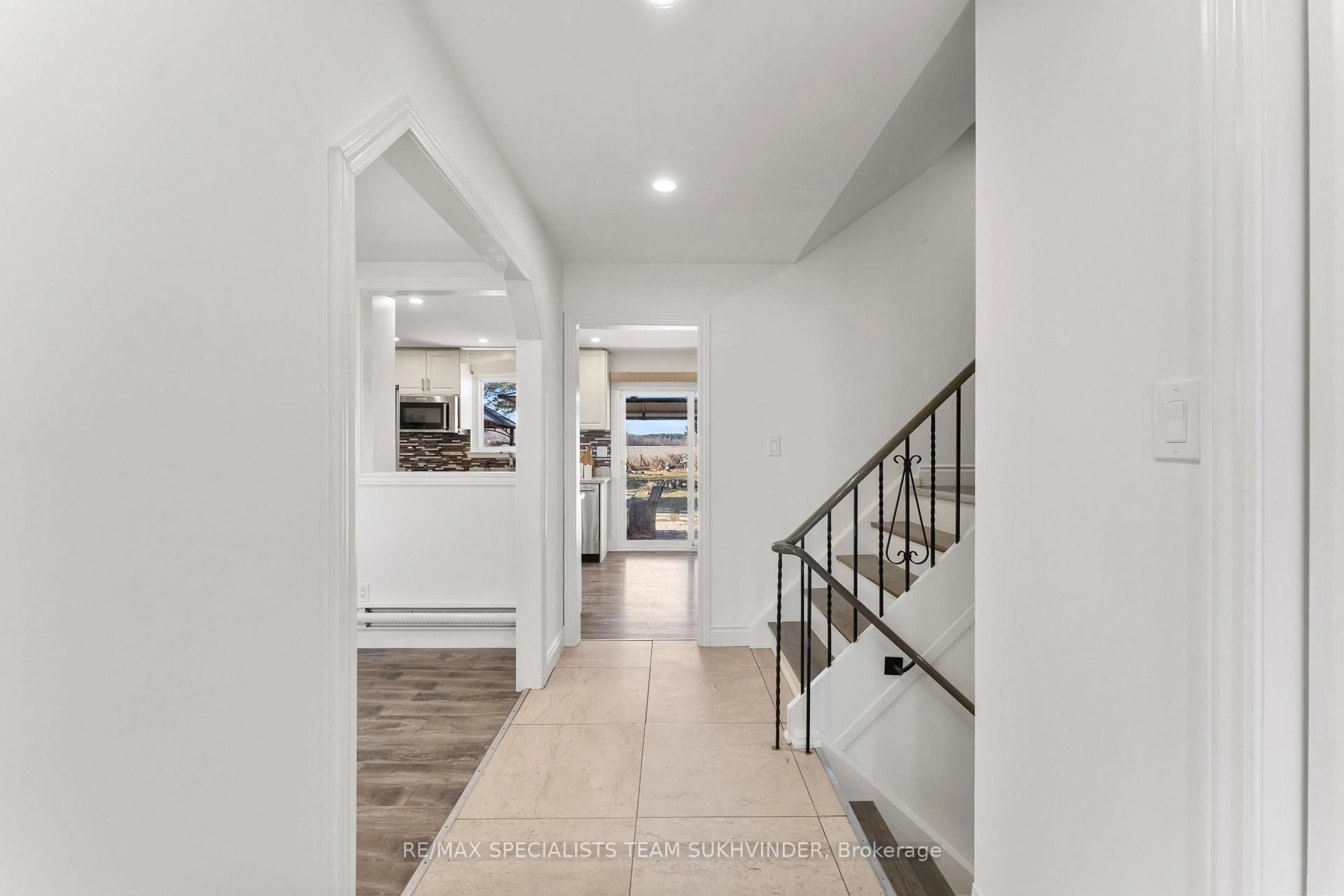 Indoor entryway for 15768 Centreville Creek Rd, Caledon Ontario L7C 3B3